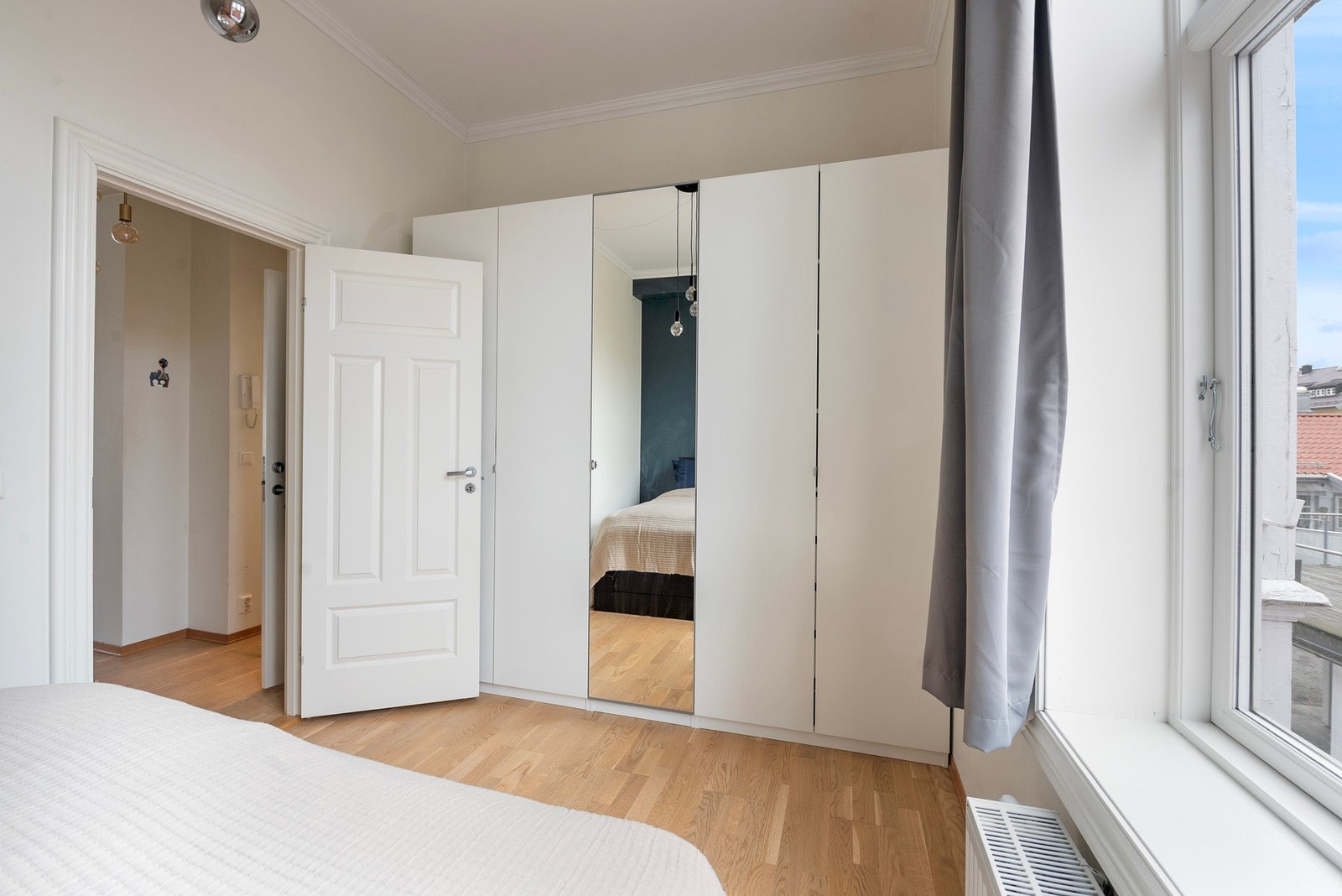 Luftig og lyst, med god plass til oppbevaring. Galleribilde