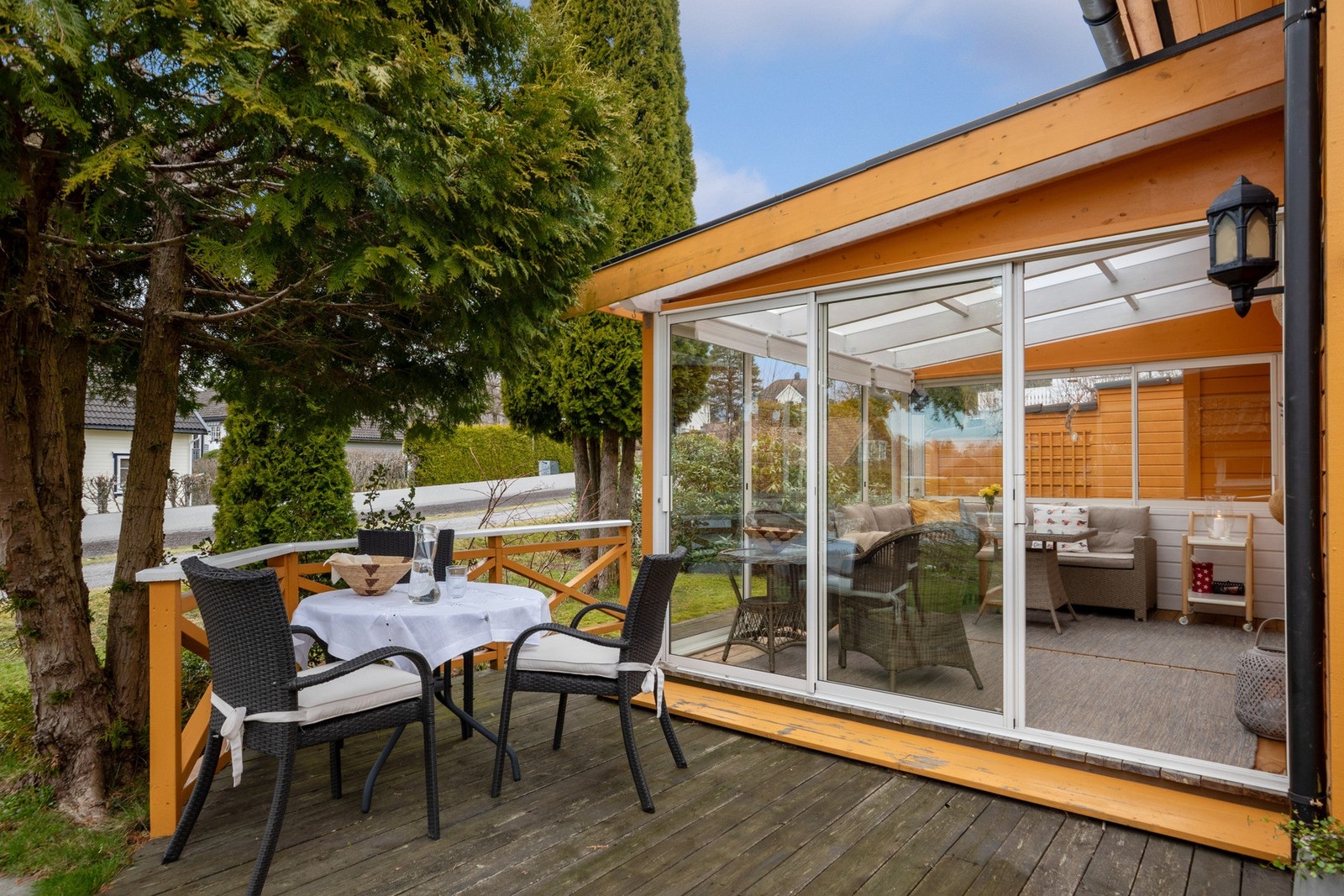 Boligen har en innglasset uteplass fra 2019 med nytt terrassegulv - perfekt for bruk store deler av året. Galleribilde