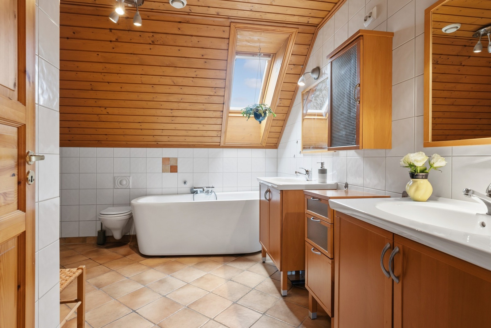 Badet i 2. etasje er romslig og funksjonelt med flislagte overflater og varmekabler i gulv. Galleribilde