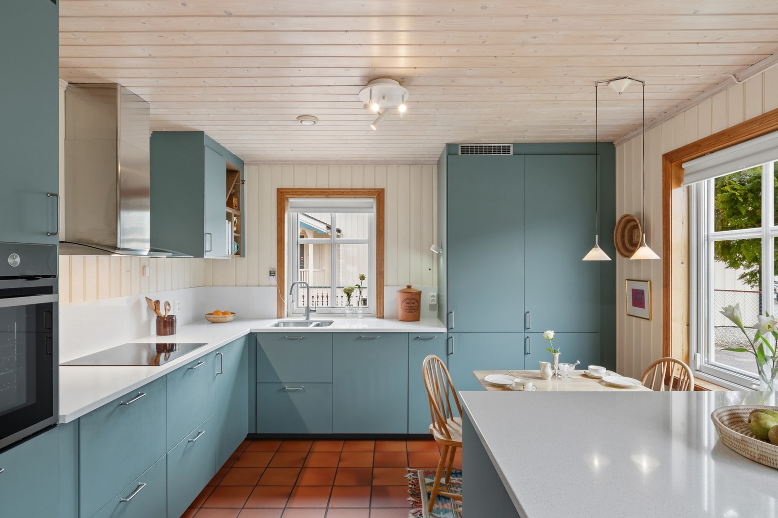 Kjøkkenet ble oppgradert i 2024 med moderne Ikea-innredning med glatte fronter og slitesterk benkeplate i kvartsstein med underlimt kum. Galleribilde