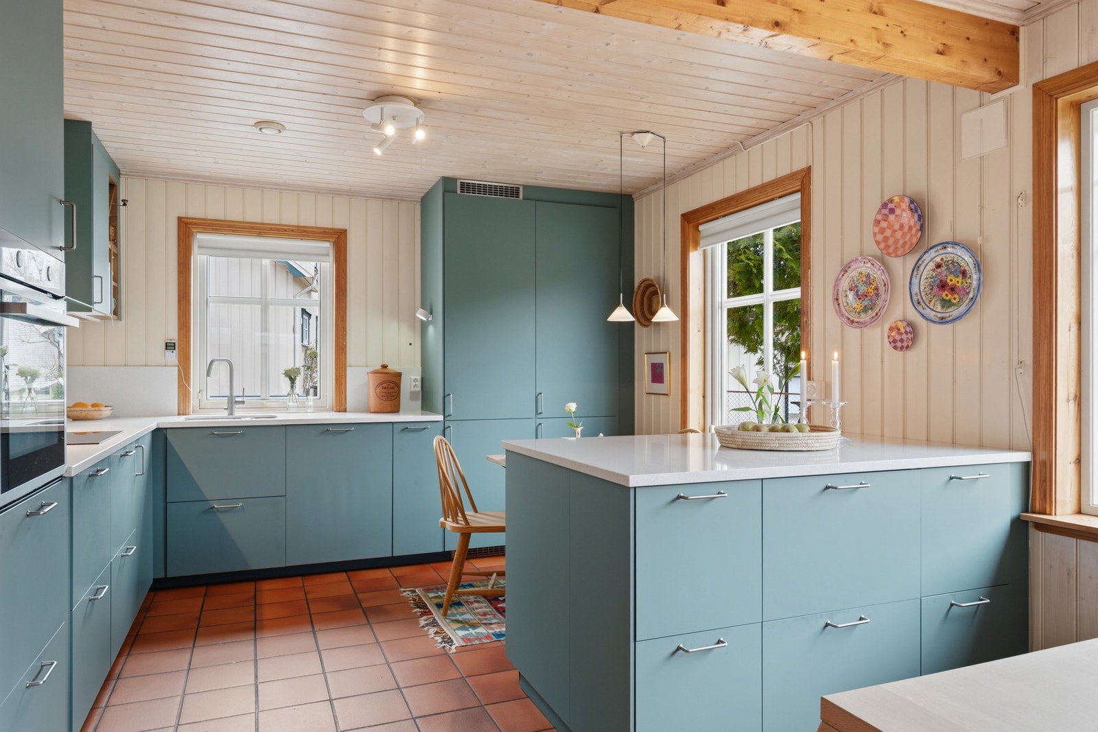 Stue og kjøkken ligger i en åpen løsning som gir gode møbleringsmuligheter og en sosial planløsning. Galleribilde