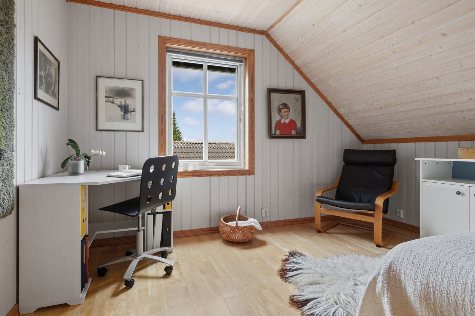 Rommene har trepanel på vegger og fremstår som lyse og funksjonelle. Galleribilde
