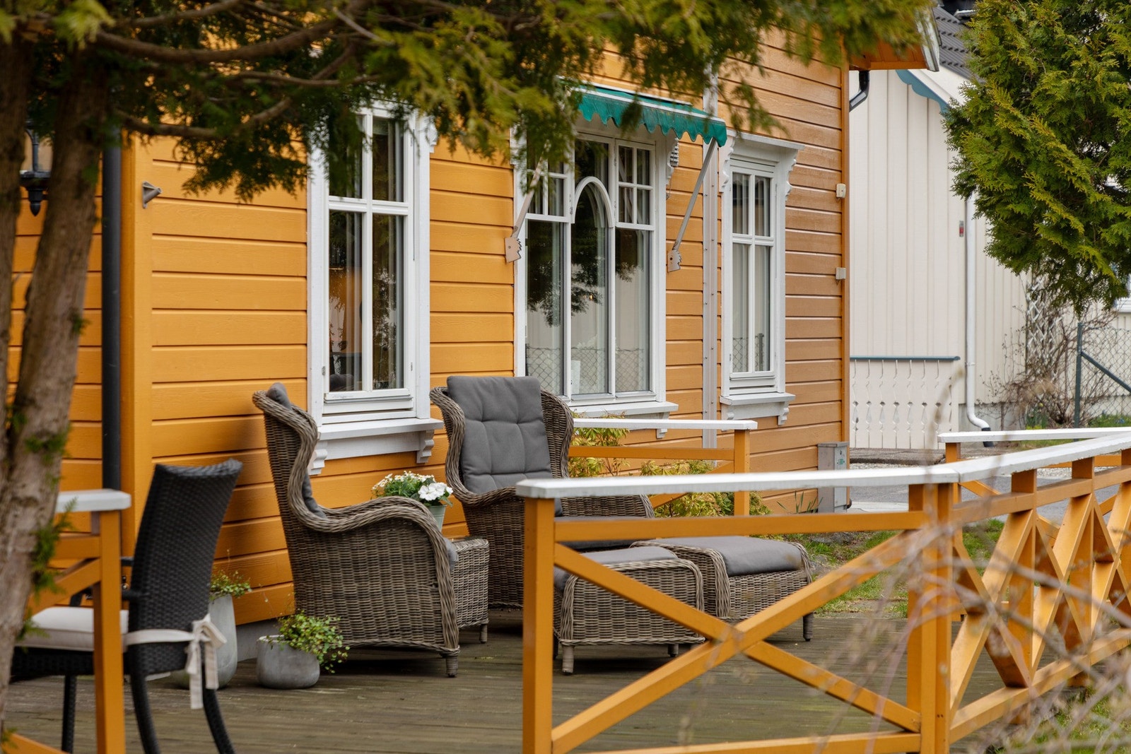 På stuesiden finner man en terrasse i impregnert tre fra 2002. Galleribilde