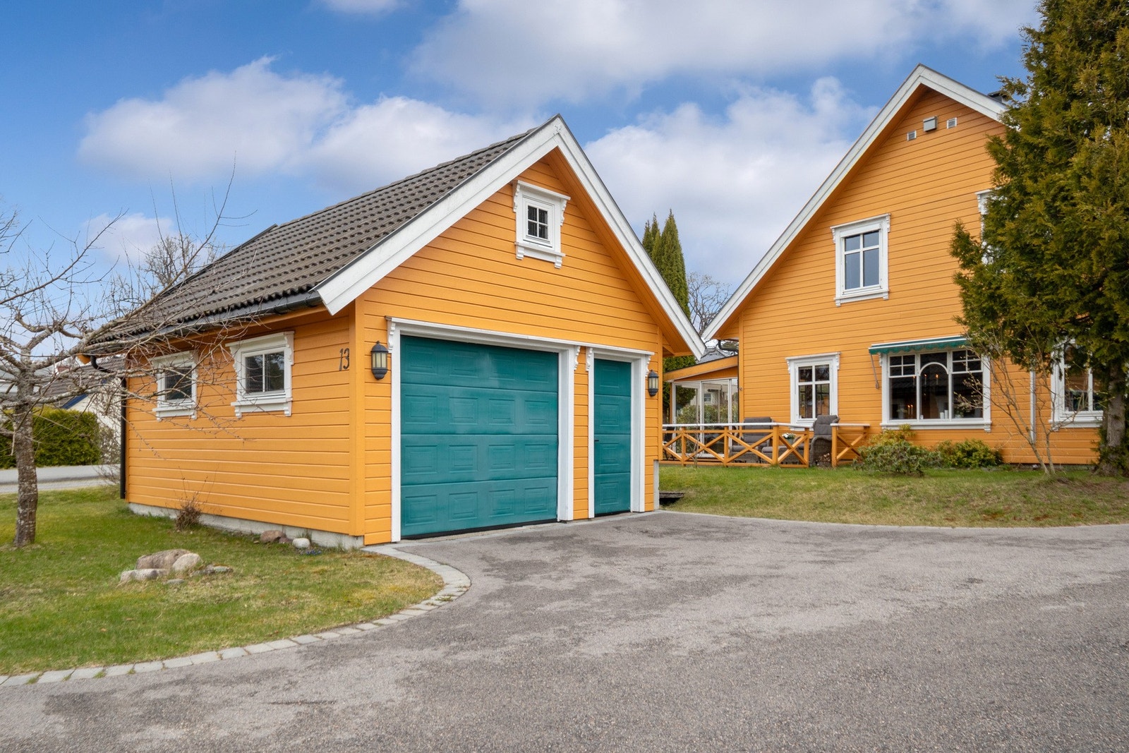 Romslig garasje med lagring. Galleribilde