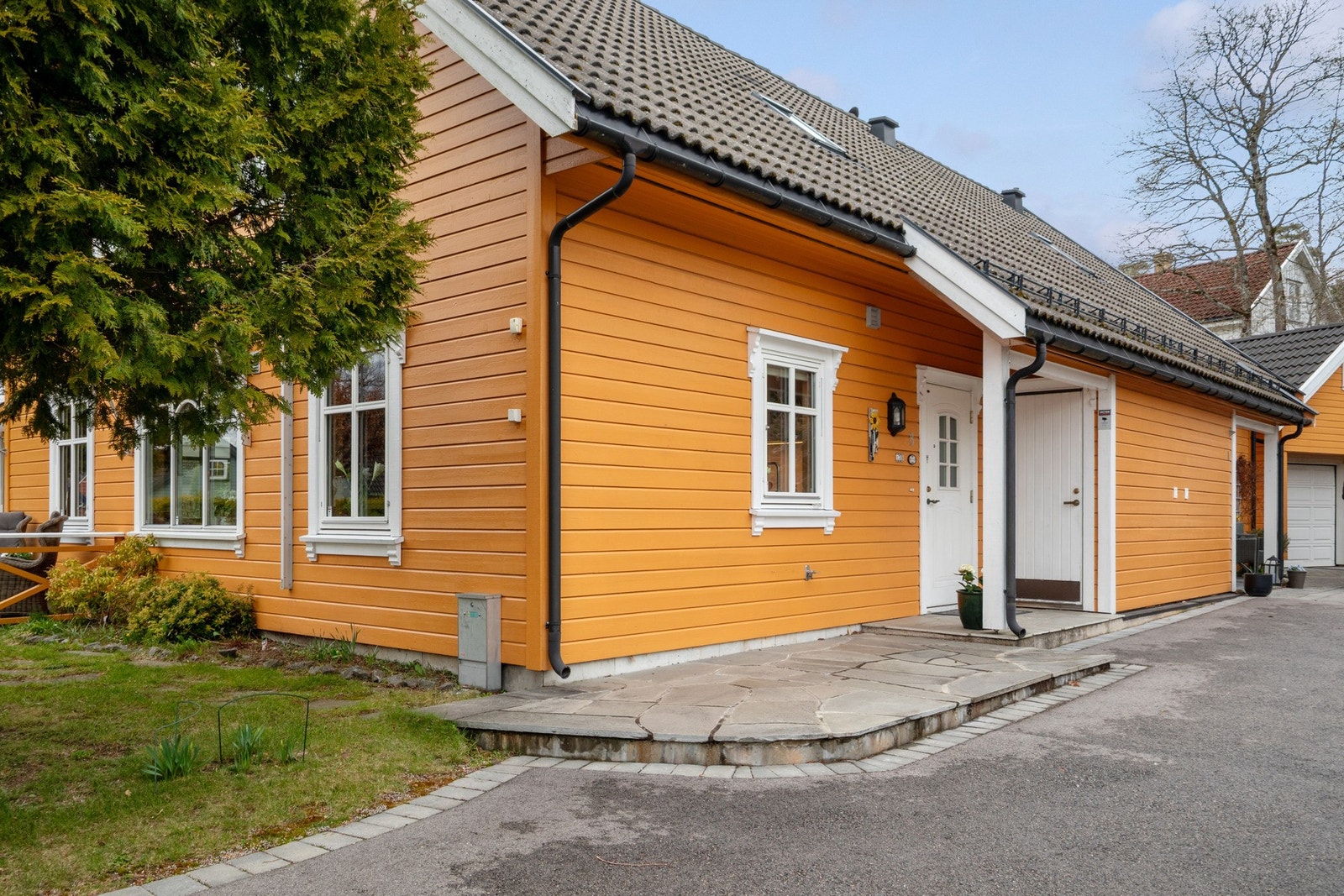Ved inngangspartiet er det en støpt platting med skifer som gir et pent og solid førsteinntrykk. Galleribilde