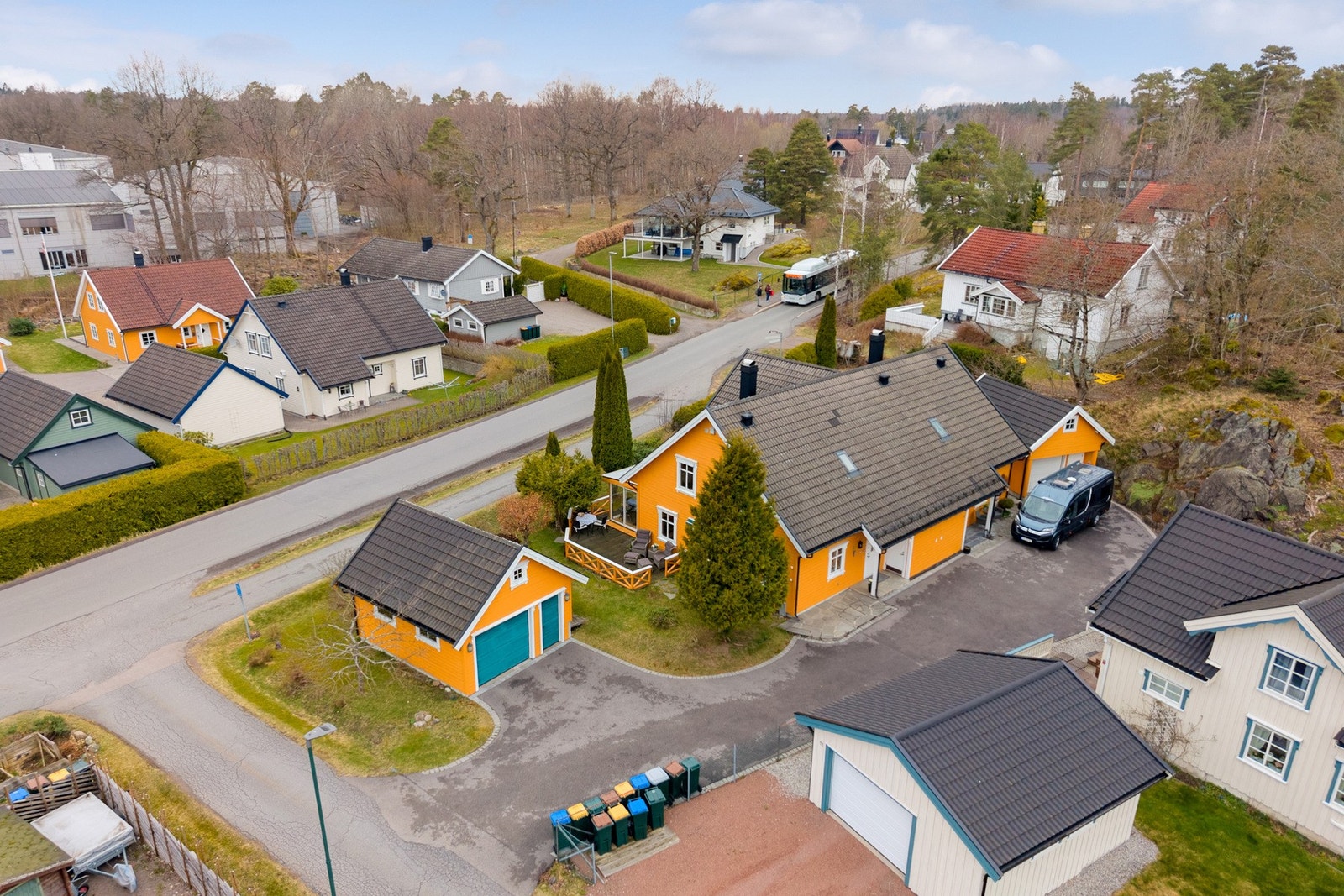 Eiendommen ligger i et meget barnevennlig, familievennlig og hyggelig boligområde ved Nordre Eik. Galleribilde