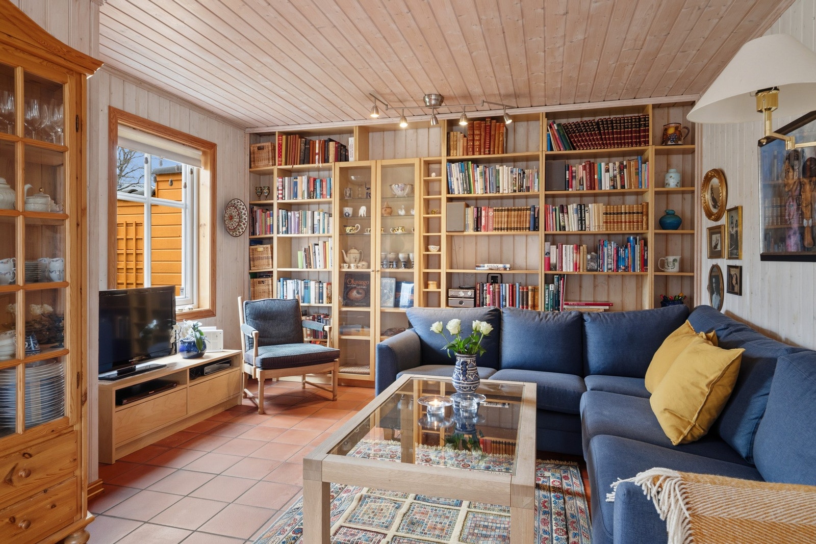 Stuen går i vinkel og er enkel å møblere. Galleribilde