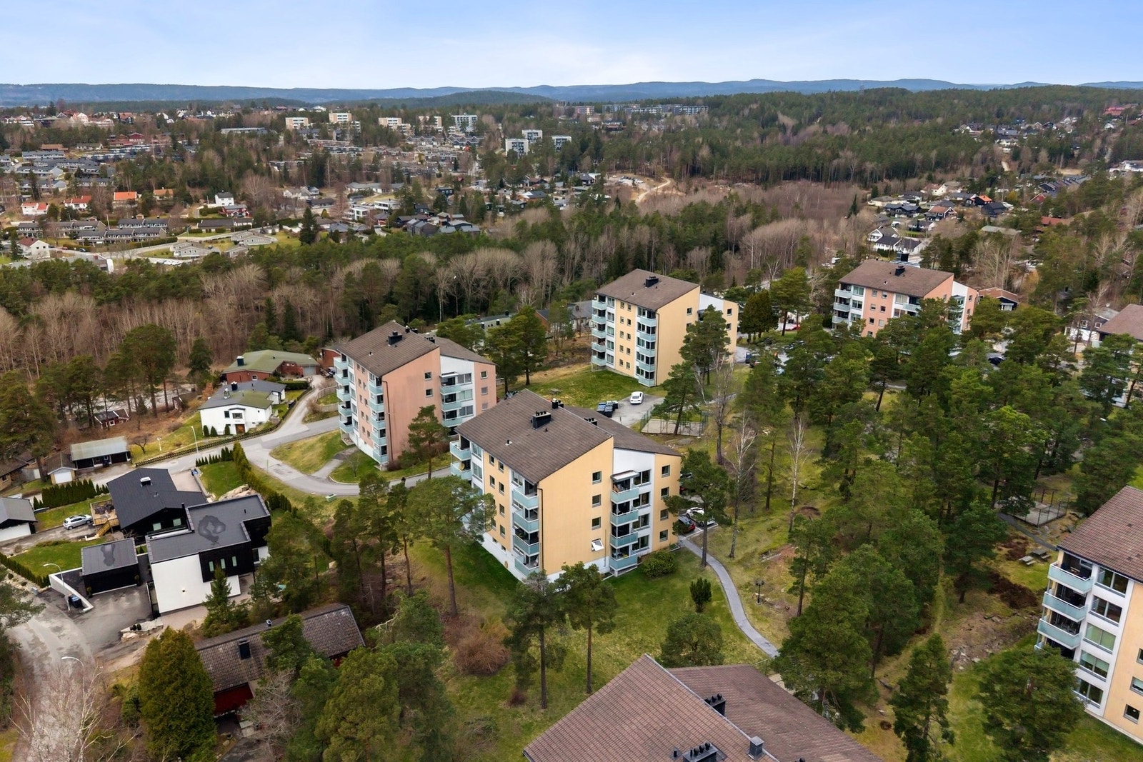 Det er kort avstand til skole, barnehage, butikker, idrettsanlegg, skogsområde med lysløype og flott turterreng. Galleribilde