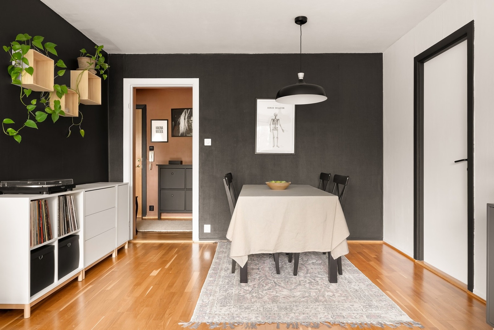 Fin kontrastvegg ved spiseplassen. Galleribilde