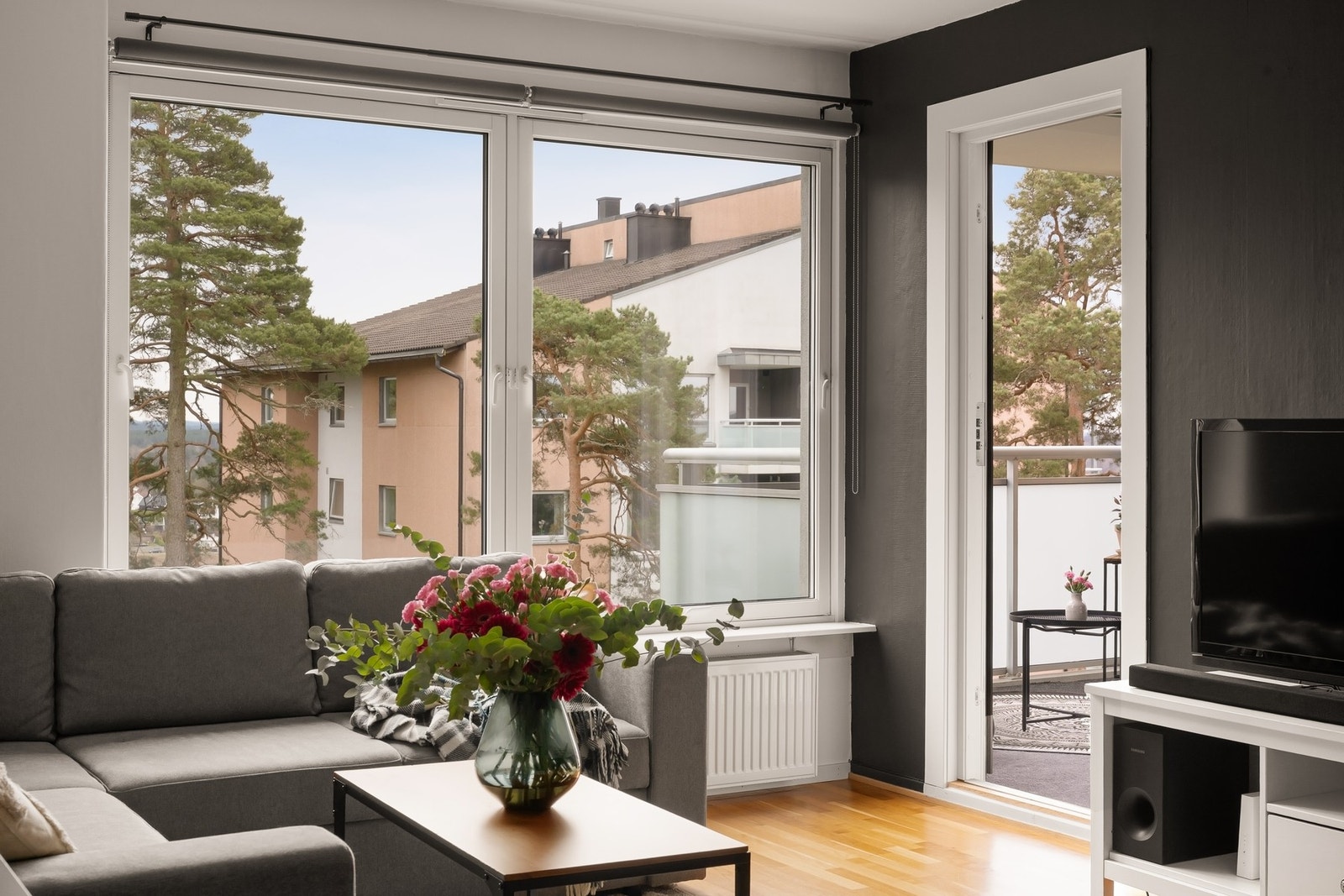 Fra stua er det utgang til den overbygde balkongen hvor man sitter lunt og skjermet i høyden. Galleribilde