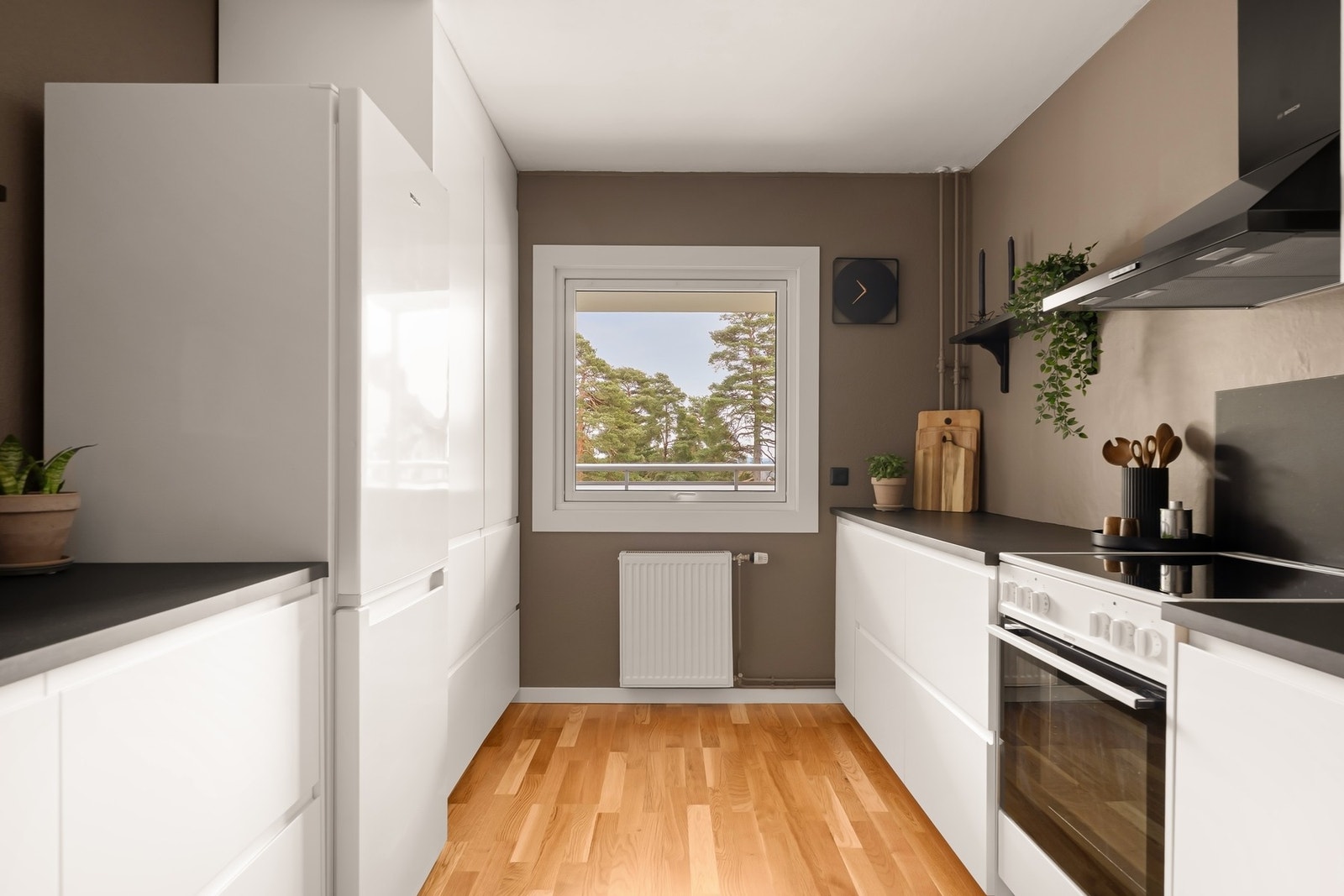 Lyst og stilrent IKEA-kjøkken fra 2022. Galleribilde