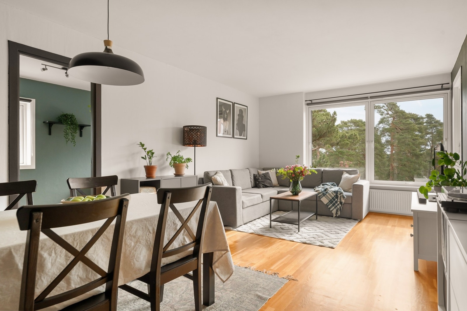 Stuen har store vindusflater som gir godt med lys til rommet. Galleribilde