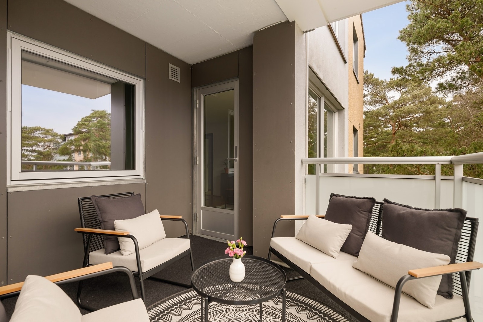 Herfra har man fin utsikt over de grønne fellesarealene. Med sol fra morgen og utover dagen er dette et perfekt sted for å nyte søndagsfrokosten! Galleribilde