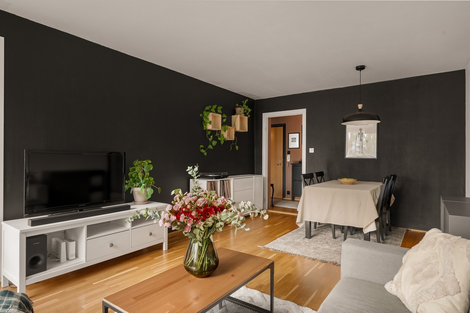 Leiligheten har plass til både sofa, tv-møblement og en spisestue. Galleribilde