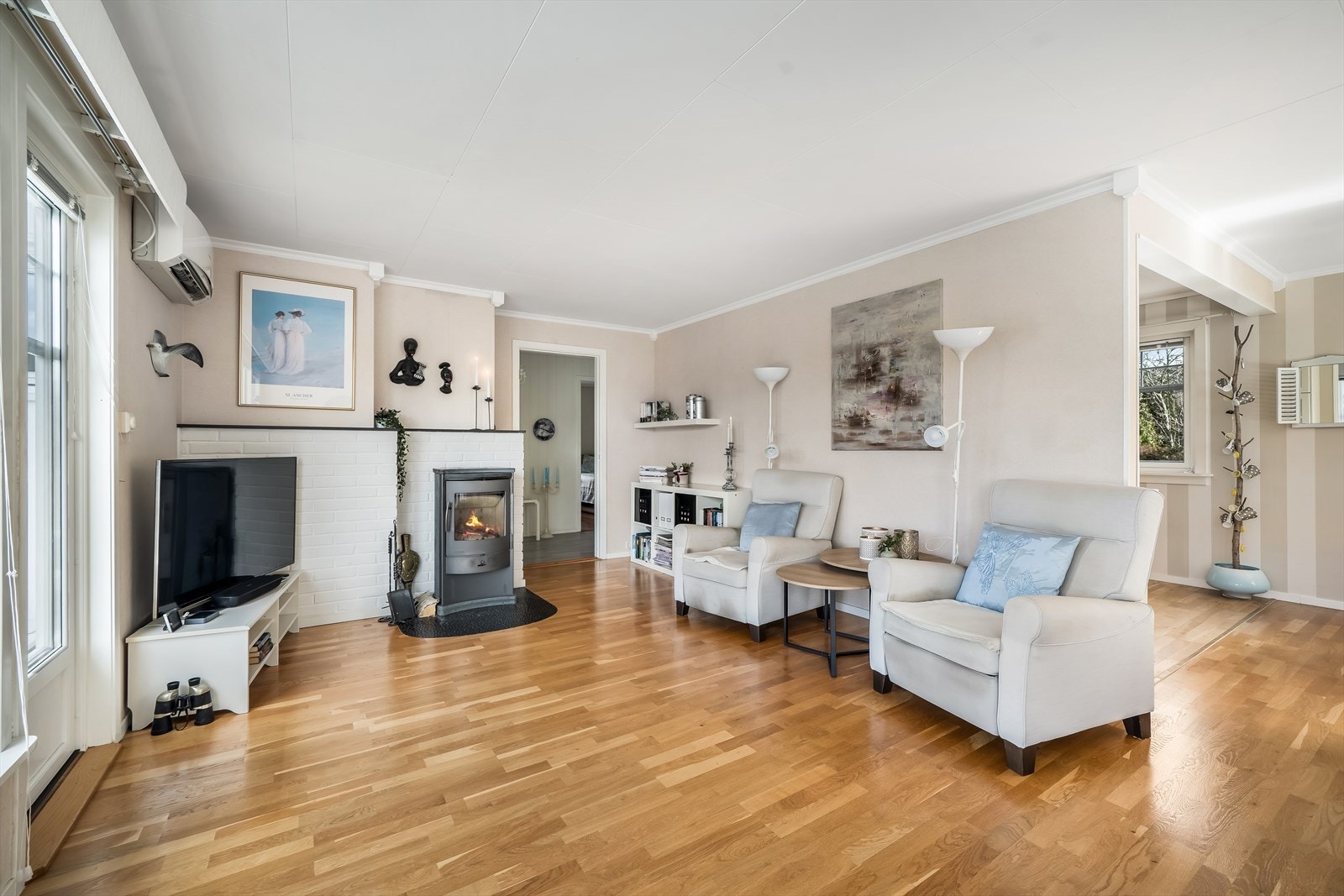 Fra stua er det utgang til veranda med nydelig utsikt og gode solforhold. Galleribilde