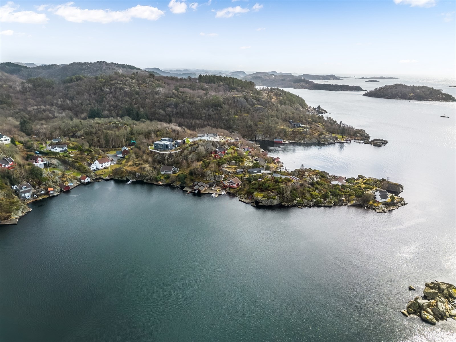 Fra eiendommen er det kort avstand ut til havet. Galleribilde