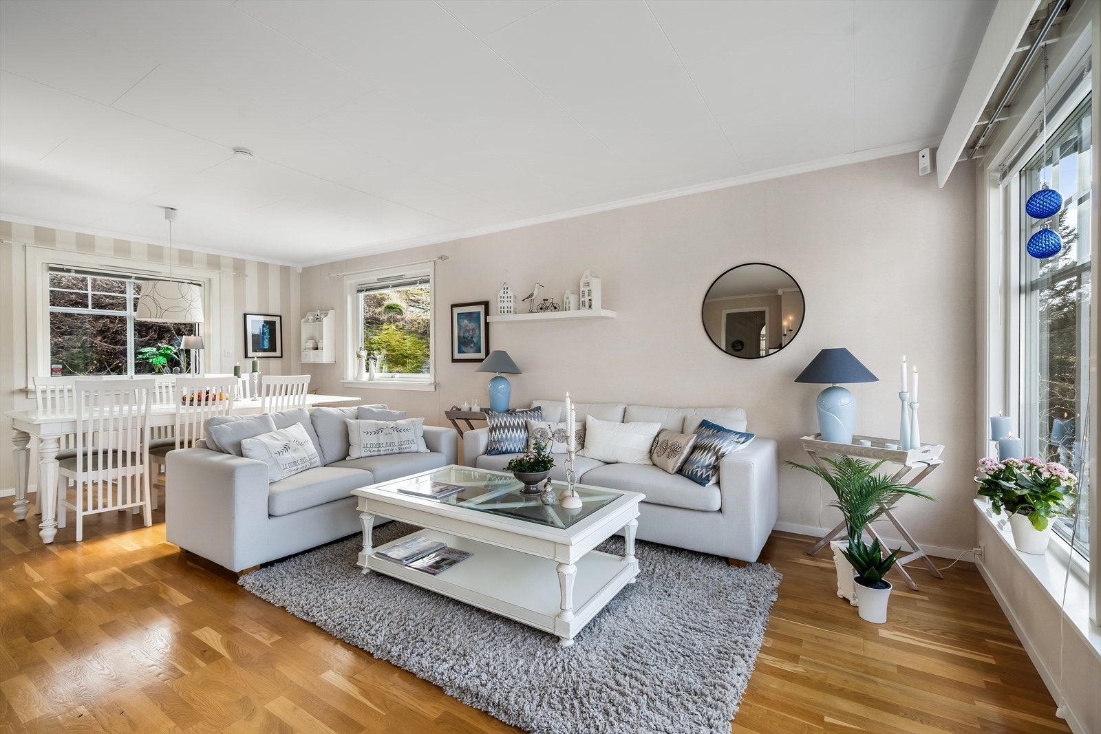 I stua har man god plass til både sofagruppe og spisebord. Galleribilde