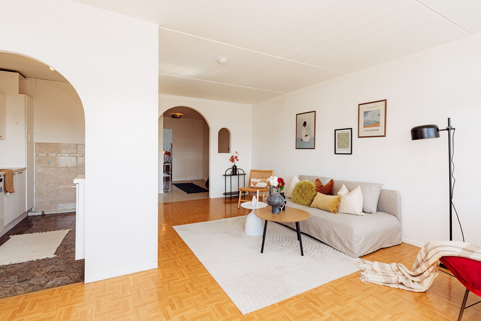 Det er god plass til å møblere med sofagruppe, sofabord, medievegg og spisebord. Galleribilde