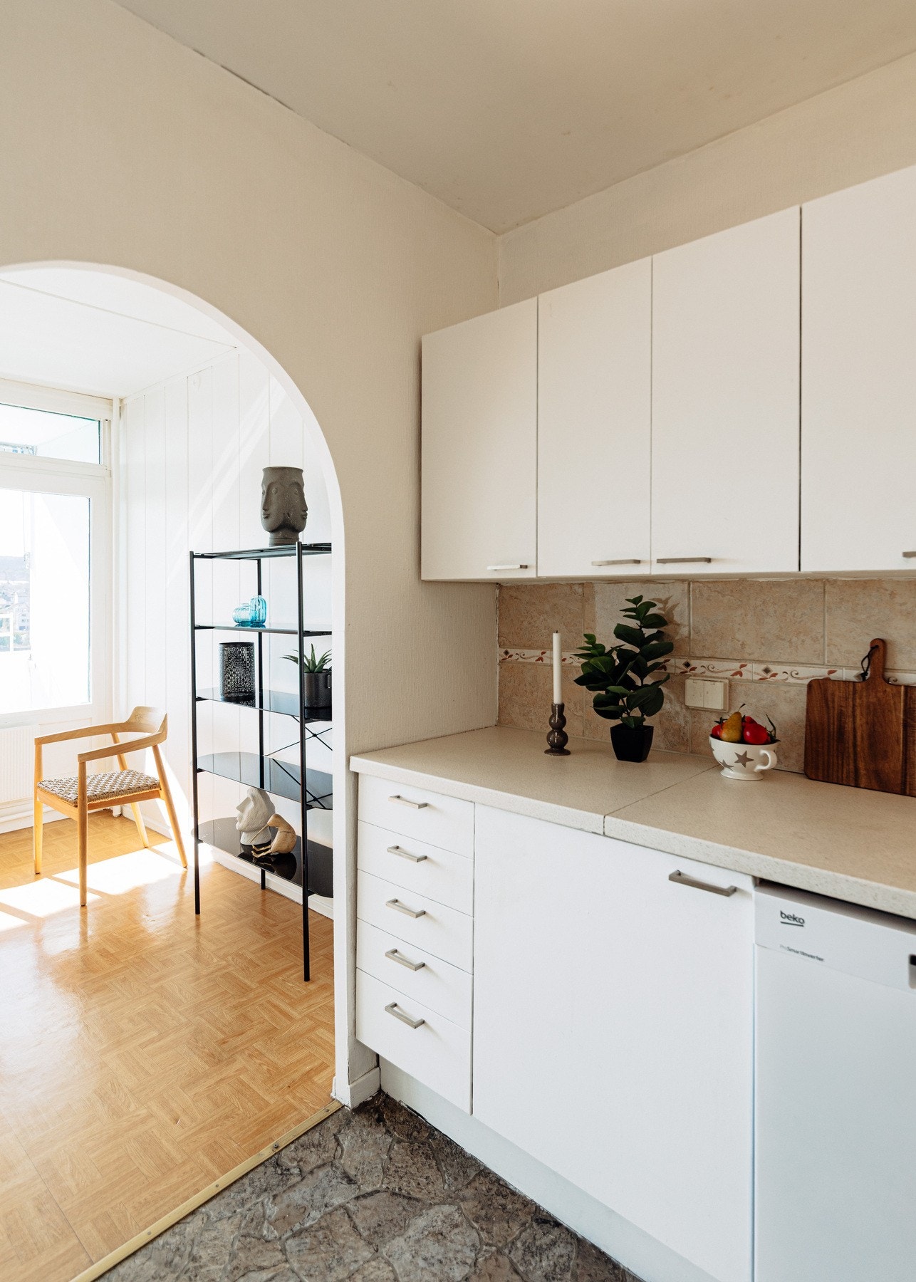 Kjøkken med praktisk utforming og gode arbeidsflater. Galleribilde