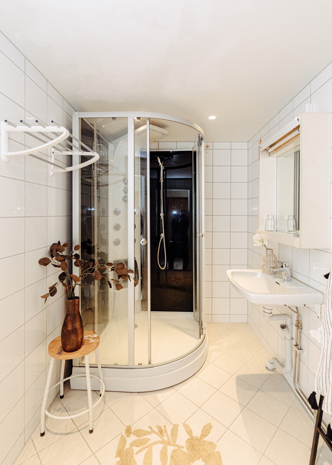 Badet har gulv med varmekabler og innfelte downlights i himling, samt servant, dusjkabinett og opplegg for vaskemaskin. Galleribilde