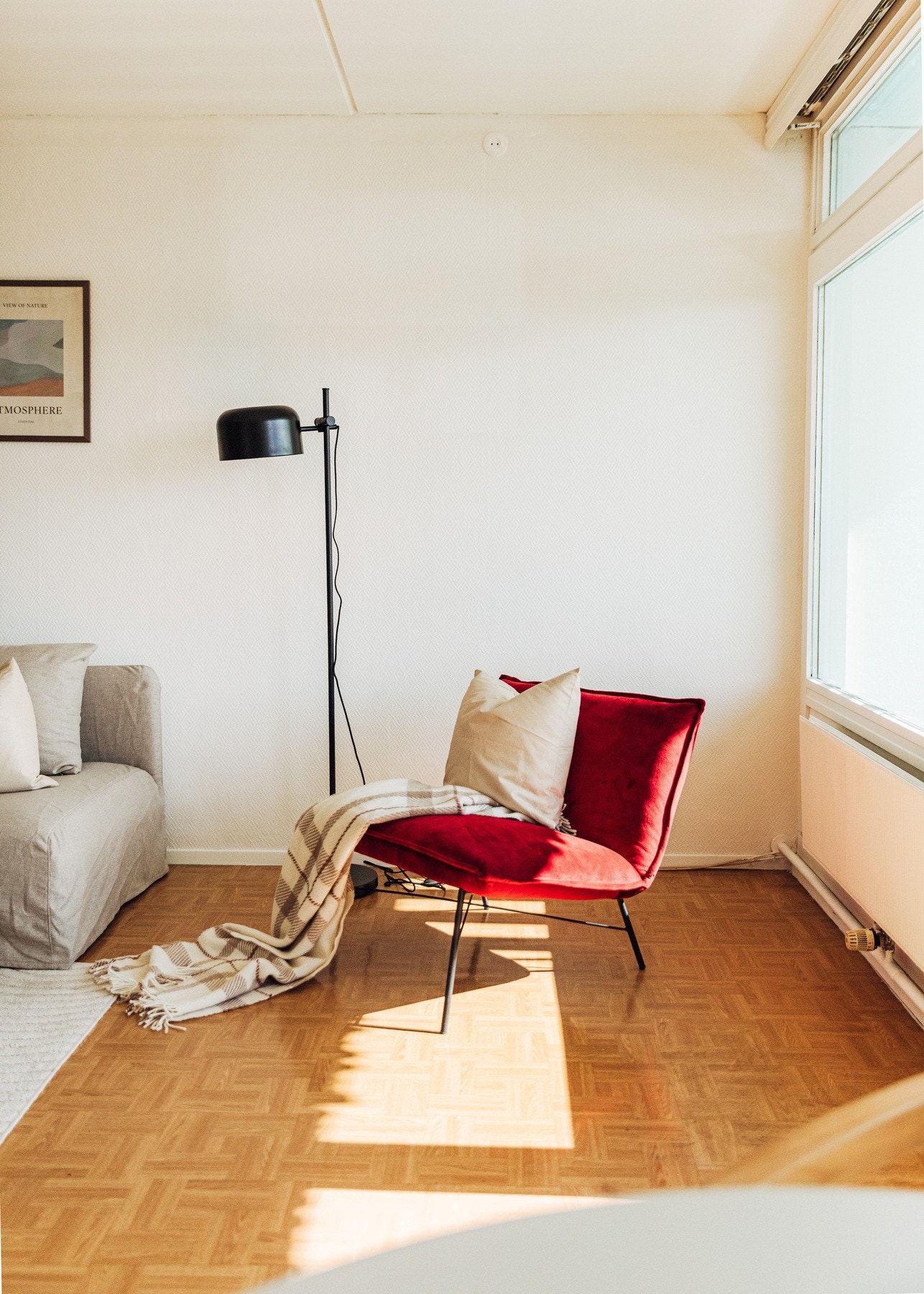 Lys og romslig stue med store vindusflater og direkte utgang til balkong. Galleribilde