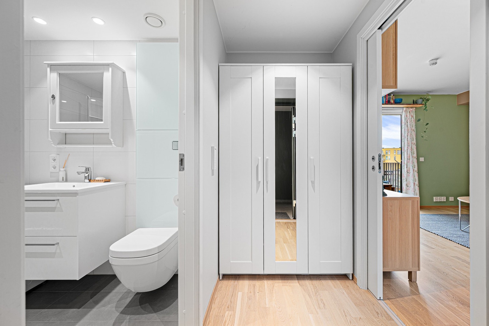 Når du kommer inn i leiligheten har du badet på din venstre hånd og stuen til høyre. Galleribilde