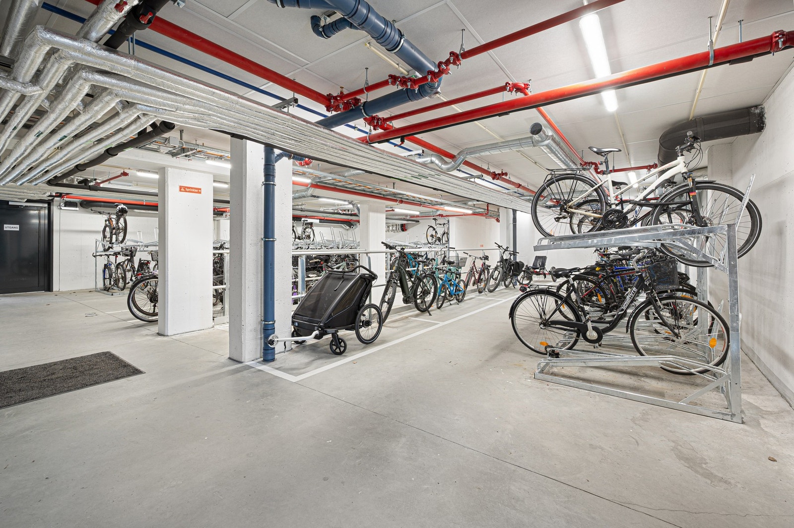 Det er også felles sykkelparkering i kjelleren. Galleribilde