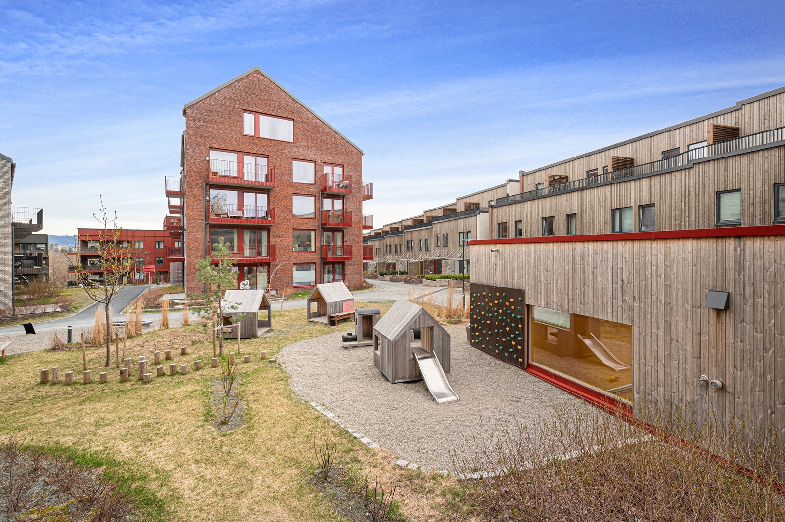 Fellesområdet er pent opparbeidet med plantevekster, internstier og lekeapparater. Galleribilde