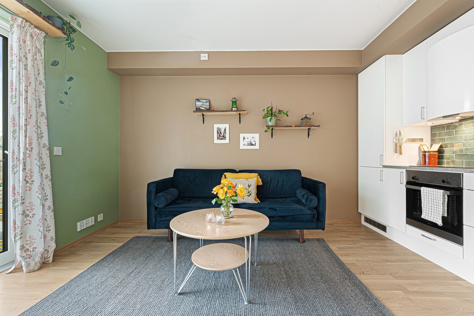 Her har du moderne fasiliteter som vannbåren gulvvarme og balansert ventilasjon. Galleribilde