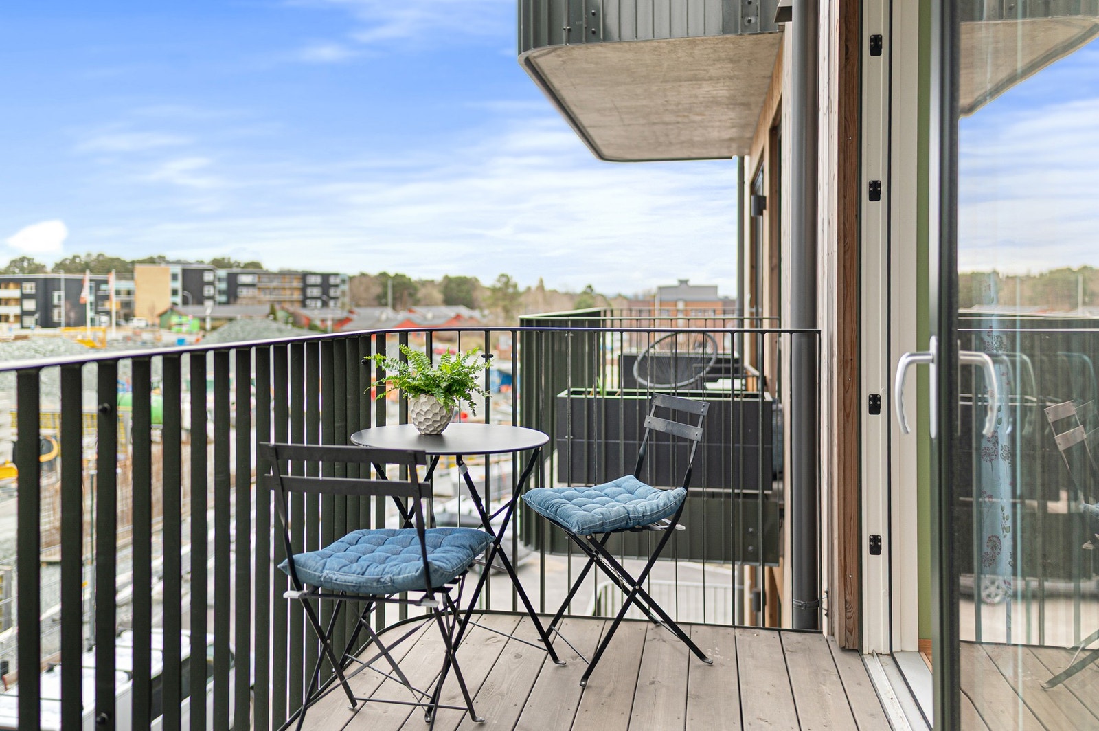 Her har du godt med plass til utemøblement som sittegruppe og grill. Galleribilde