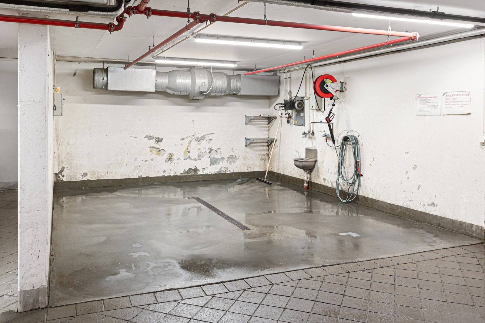 Her er sameiets vaskestasjon. Her kan du vaske både sykkel og bil. Galleribilde