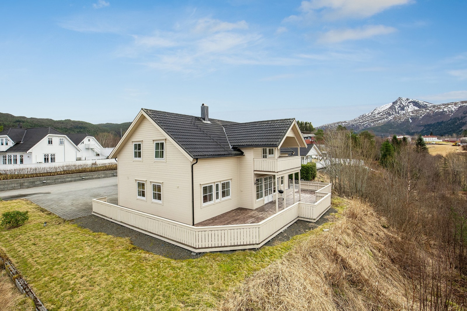 Flott og innholdsrik enebolig fra 2010, med dobbelgarasje fra 2012 Galleribilde
