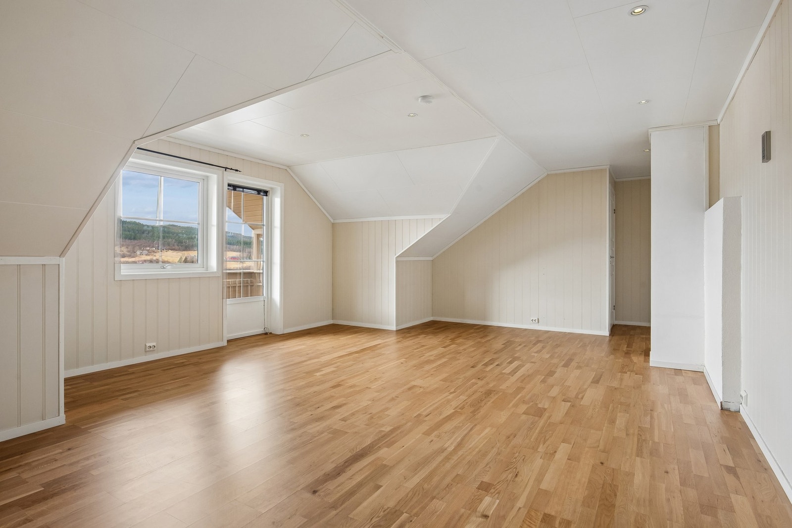 Loftstue med utgang til balkong Galleribilde