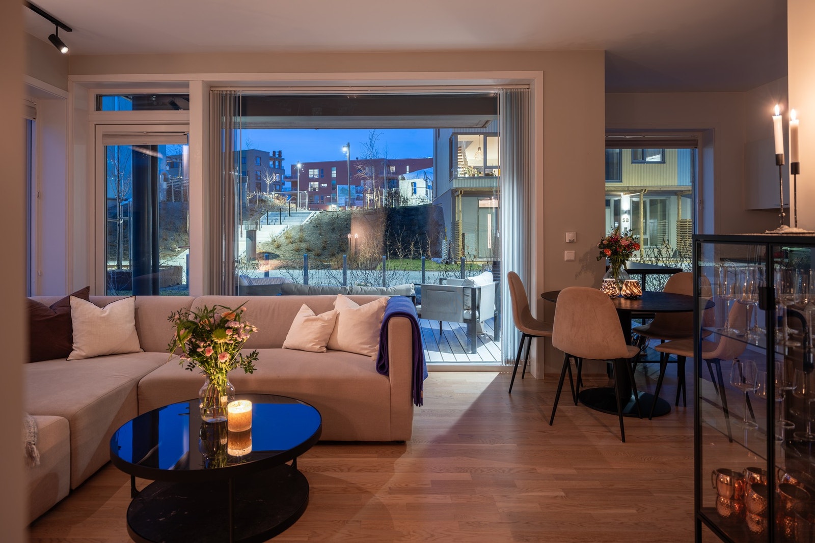 Selv om leiligheten oppleves lys og åpen, har den også en lun og stemningsfull atmosfære. Galleribilde