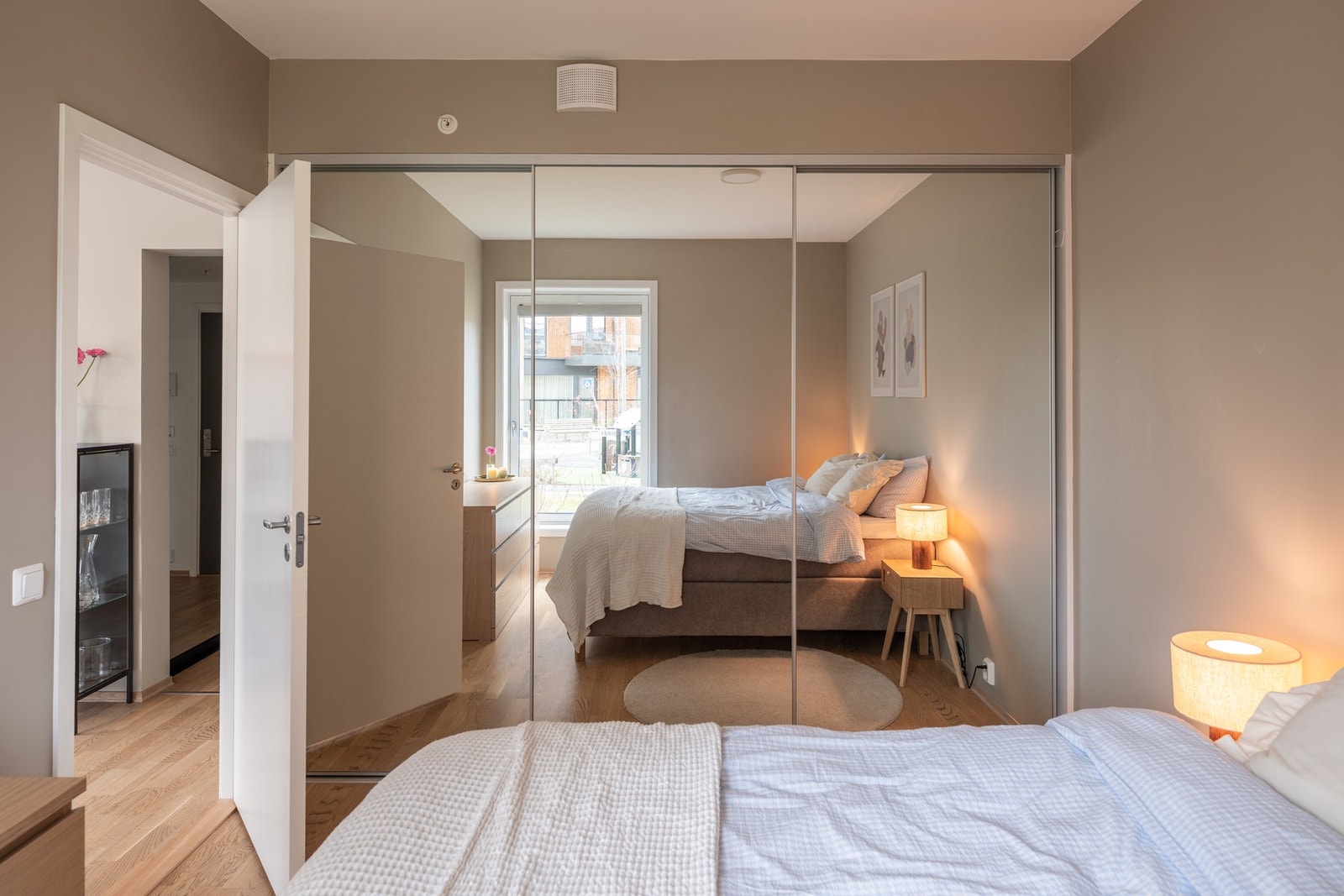 Her får du en stor, innebygd skyvedørsgarderobe som gir praktisk og plassbesparende oppbevaring. Galleribilde