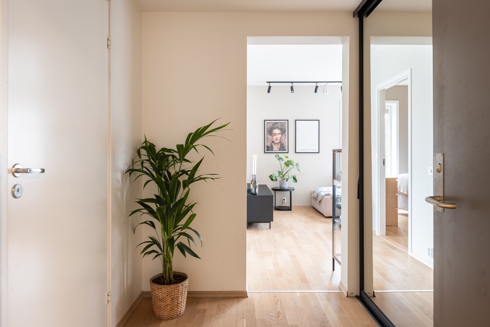 Innbydende entré som måler 5,5 hvor det er installert skyvedørsgarderobe for oppheng av ytterklær. Galleribilde