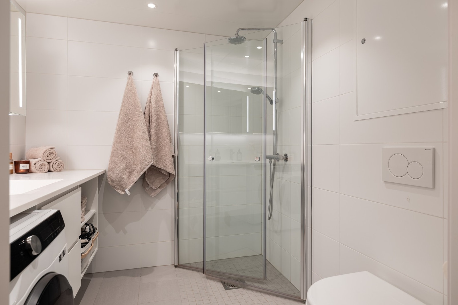 Leilighetens baderom er lyst med flislagt gulv og vegger. Badet måler 4,5 kvm og har også selvsagt fått tilstandsgrad 0/1 av takstmann. Galleribilde