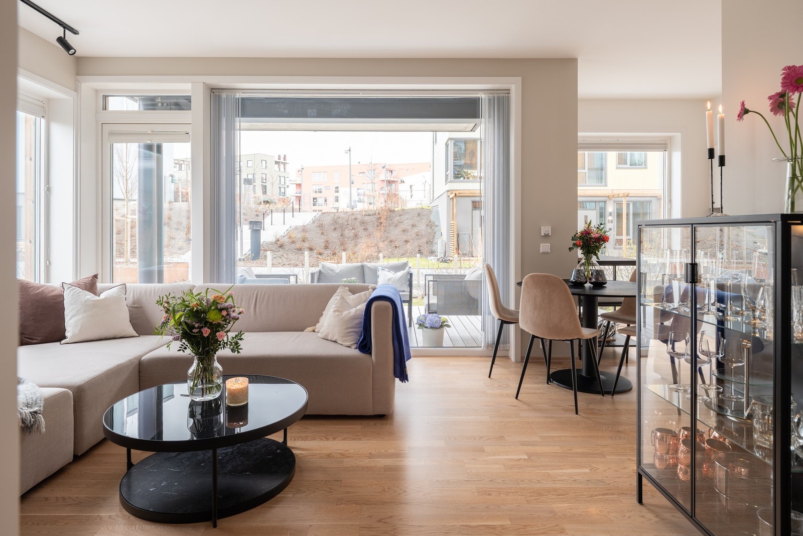 Flere av vinduene er utstyrt med spesialtilpassede plisségardiner som gir effektiv og fleksibel lysavskjerming. Galleribilde
