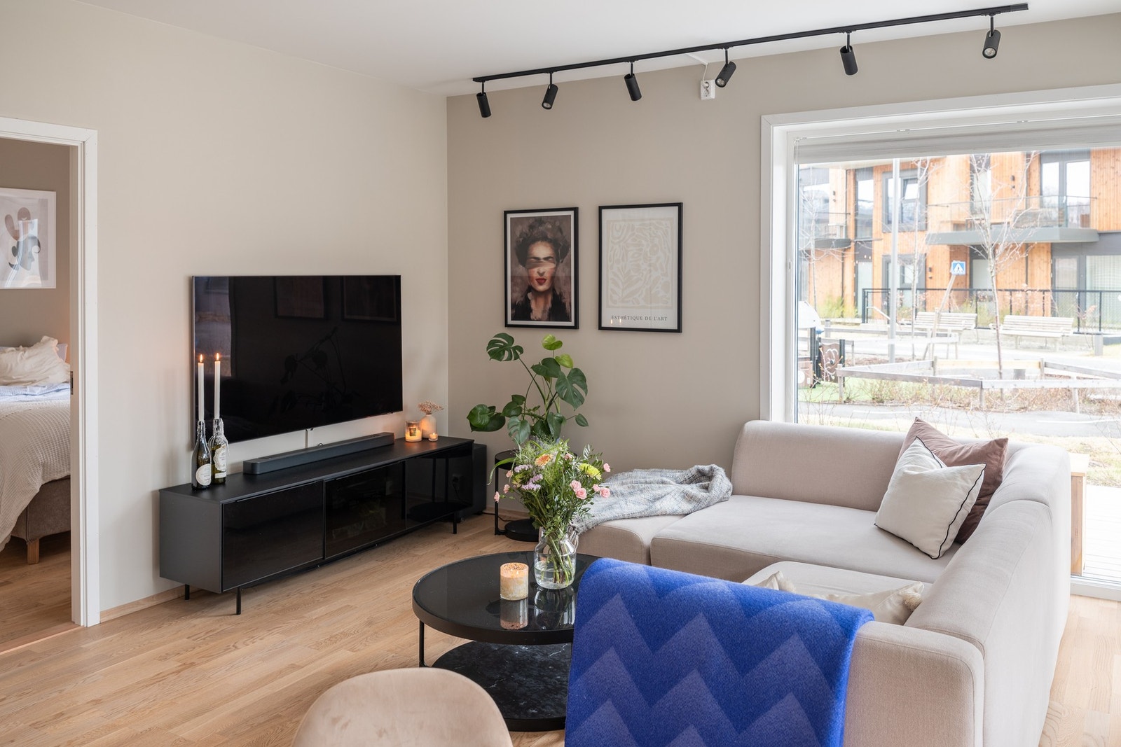 Den delvis åpne løsningen gir en naturlig og funksjonell rominndeling i leiligheten. Galleribilde