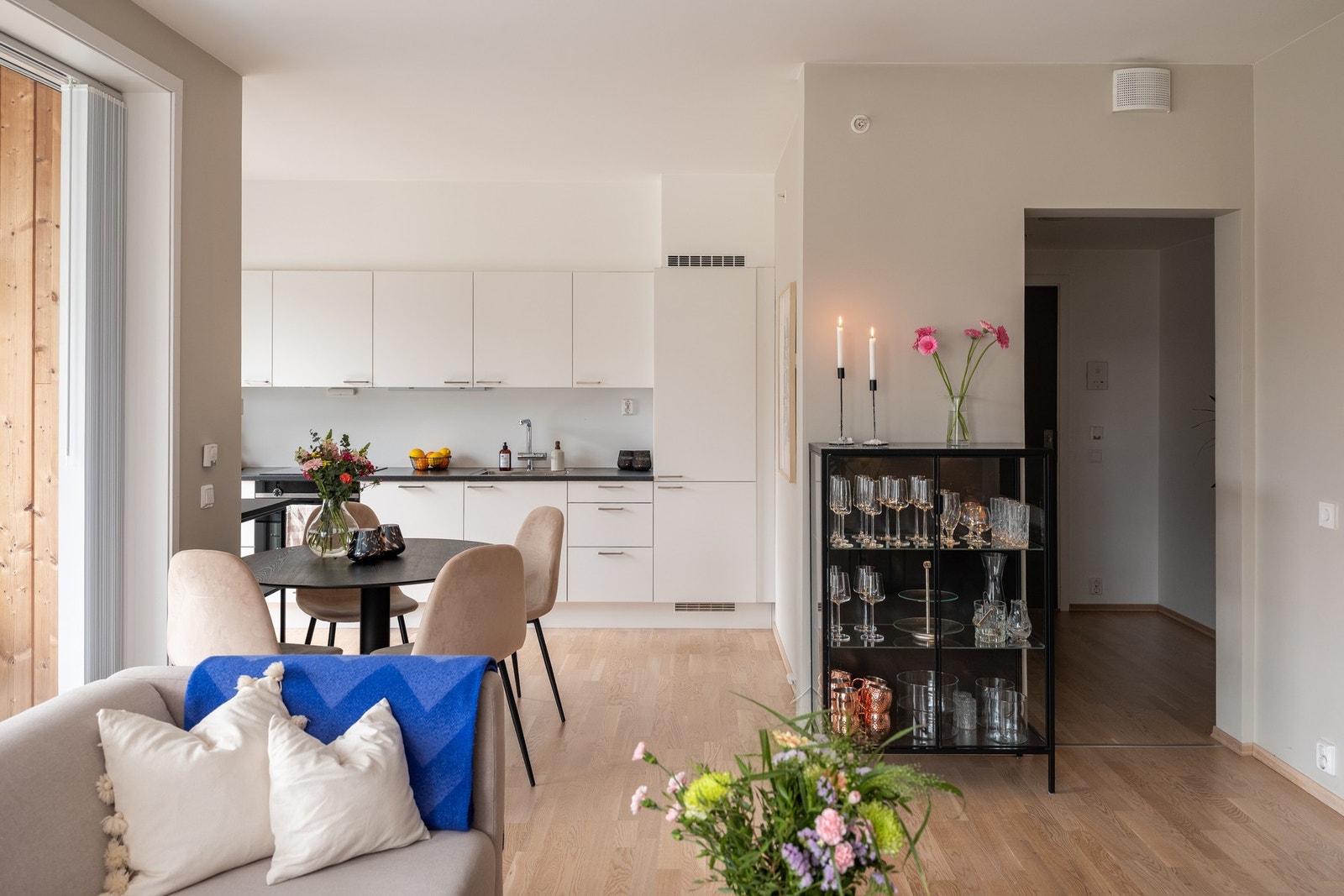 Her får du moderne kvaliteter som vannbåren gulvvarme for jevn oppvarming og balansert ventilasjon som sikrer et behagelig inneklima. Galleribilde