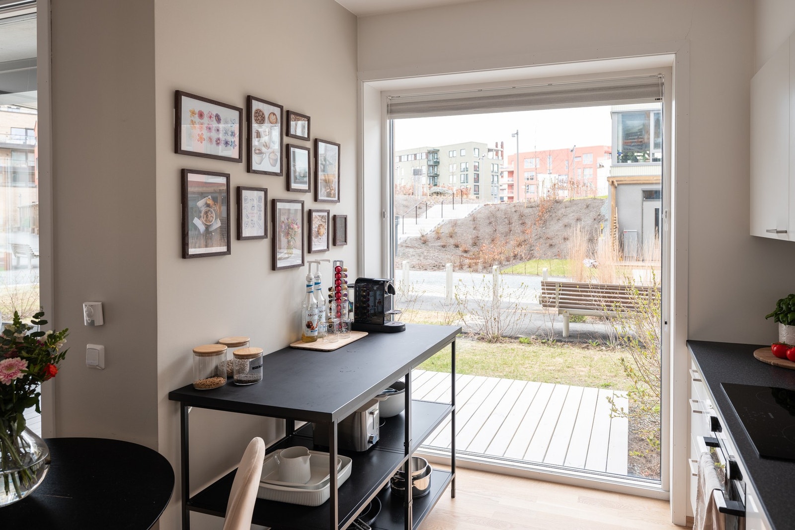 Det er også godt med plass til smarte og praktiske løsninger ved kjøkkenet. Galleribilde