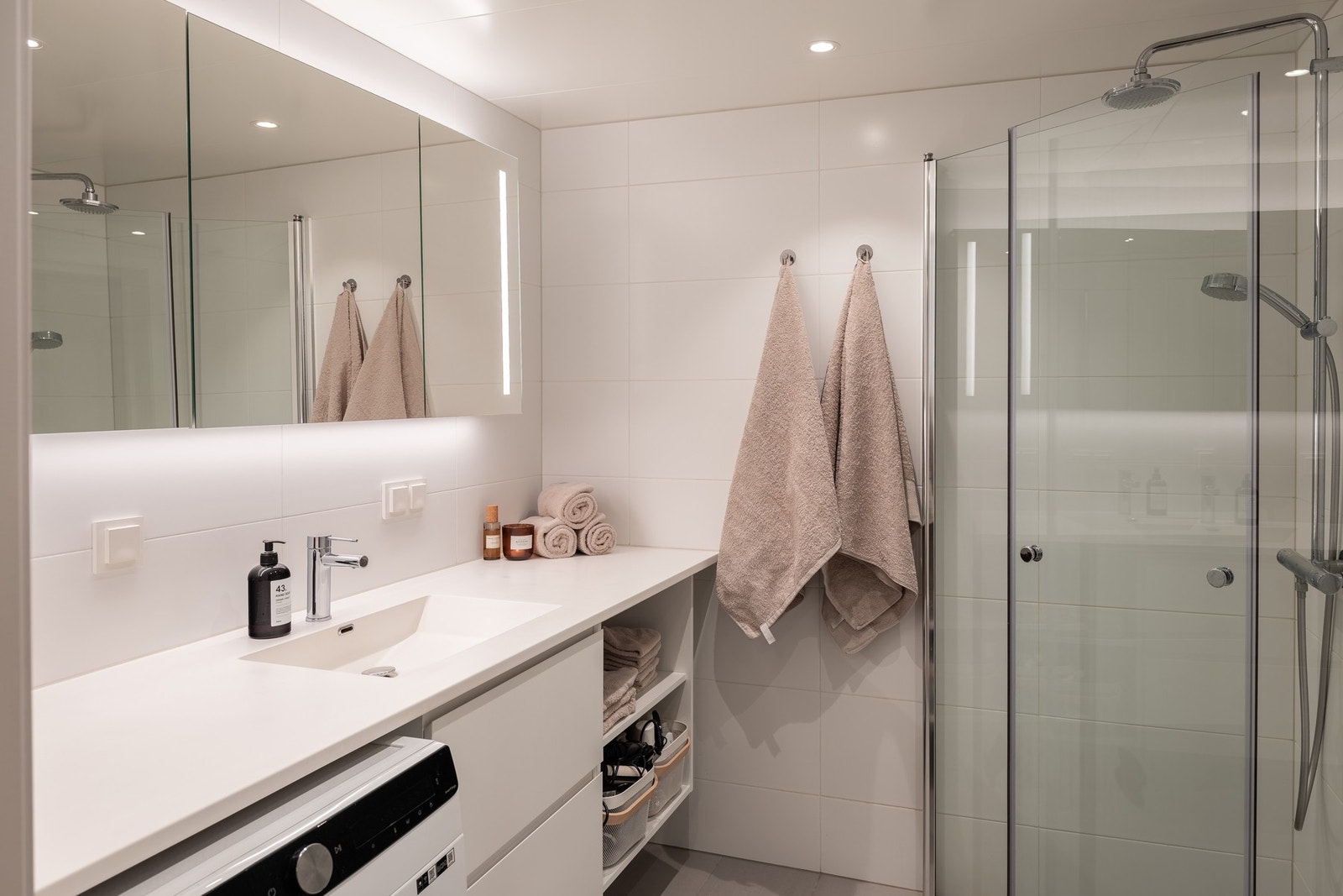 Her er det etablert en egen vaskesone med opplegg for vaskemaskin eller kombimaskin, toppet med en praktisk benkeplate som gir ekstra arbeidsflate. Galleribilde
