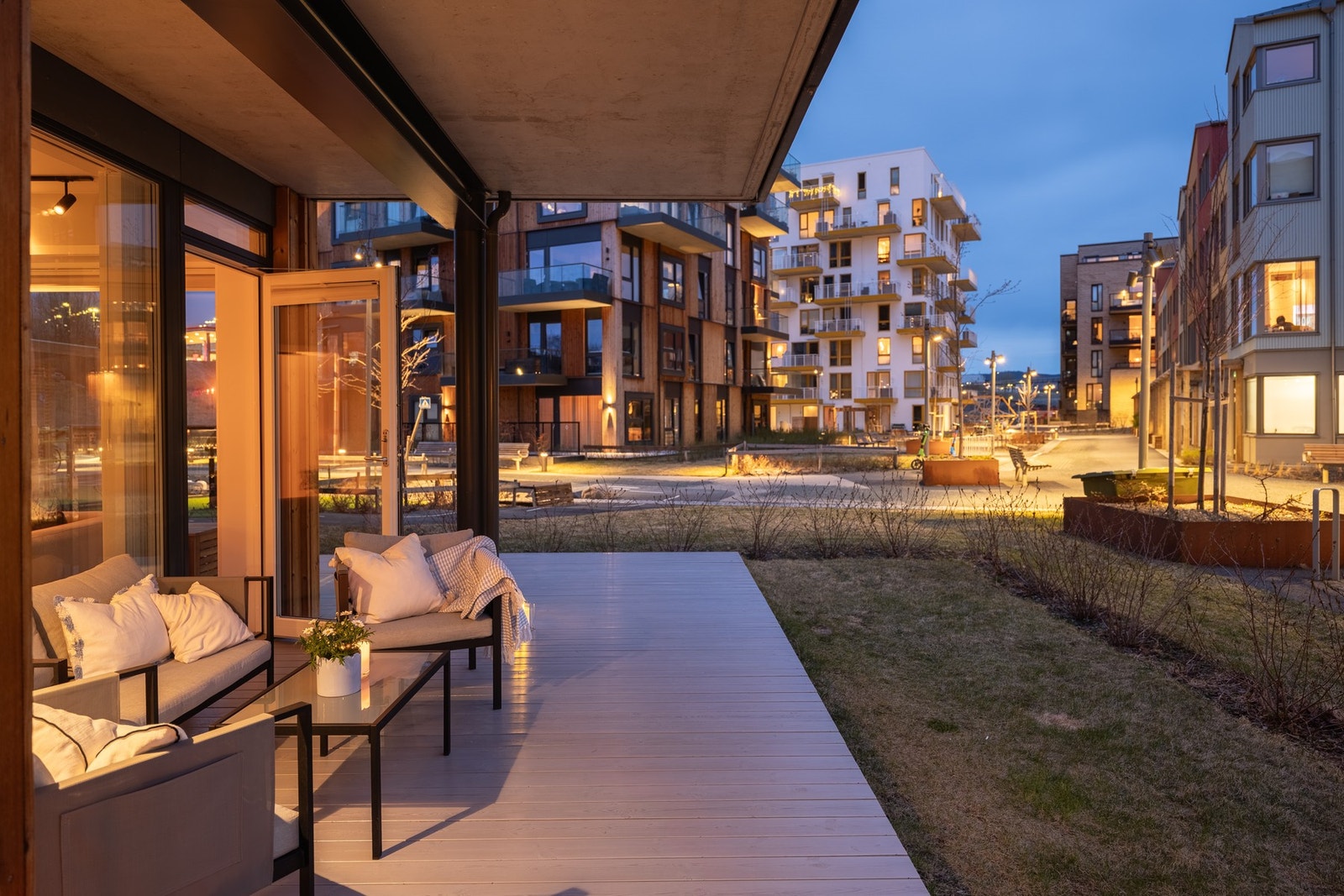 I direkte tilknytning til terrassen får du også en sjelden og attraktiv hageflekk, som gir ekstra uteplass. Galleribilde