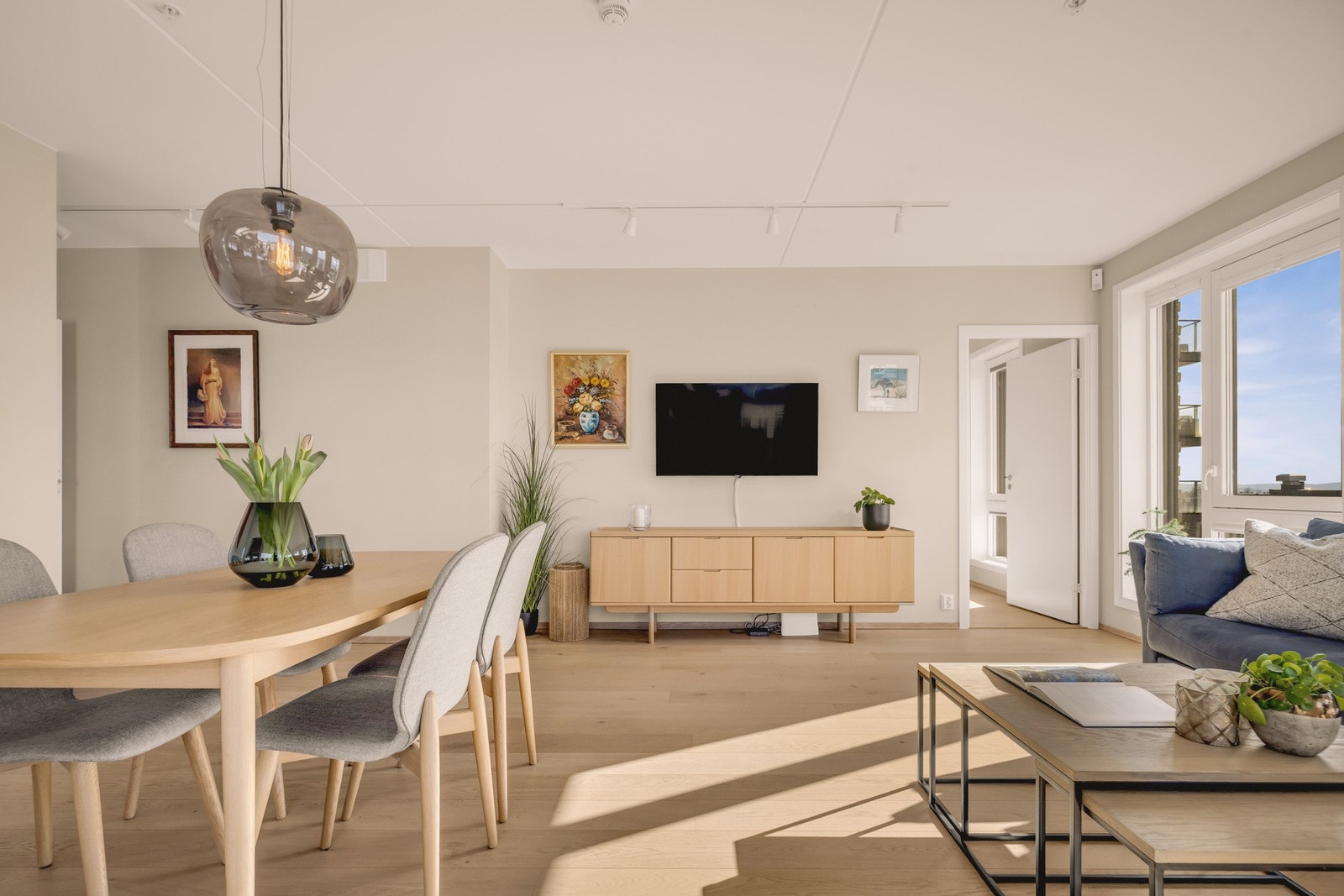 Rommet har en god planløsning med plass til både en romslig sofagruppe med TV-møblement og en naturlig spiseplass i tilknytning til kjøkkenet Galleribilde
