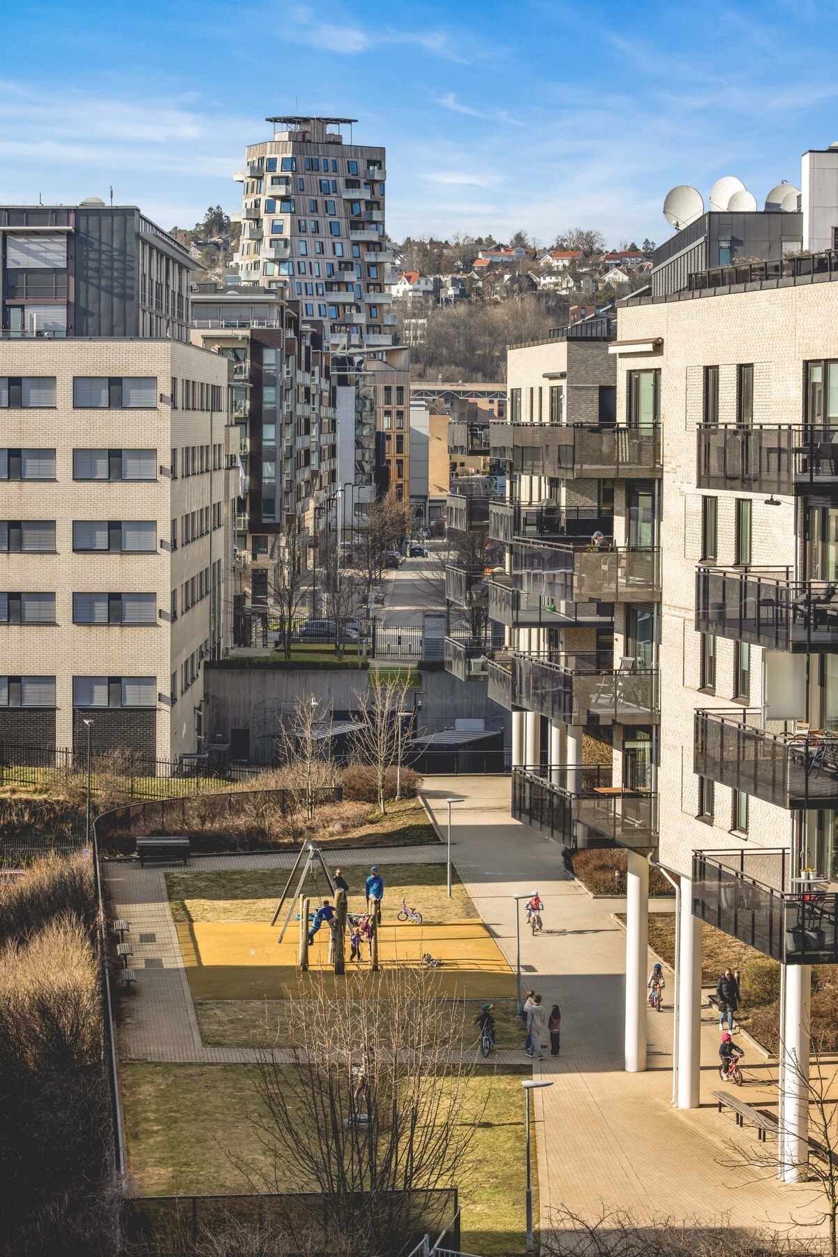 Pent opparbeidede fellesområder med lekeplass, sittegrupper og beplantning Galleribilde