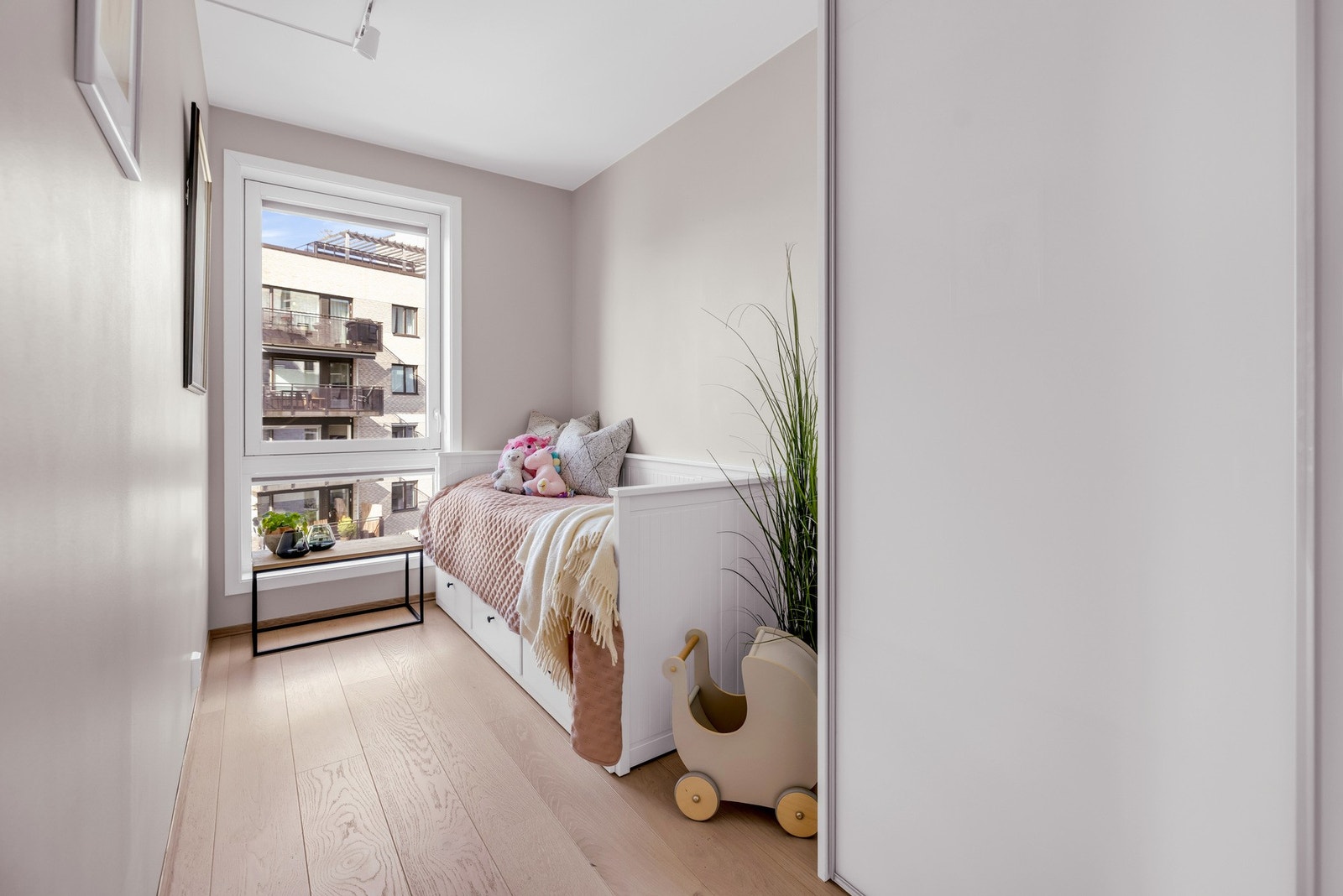 Soverom to er også av god størrelse og har en stor skyvedørsgarderobe som gir rikelig med oppbevaringsplass Galleribilde