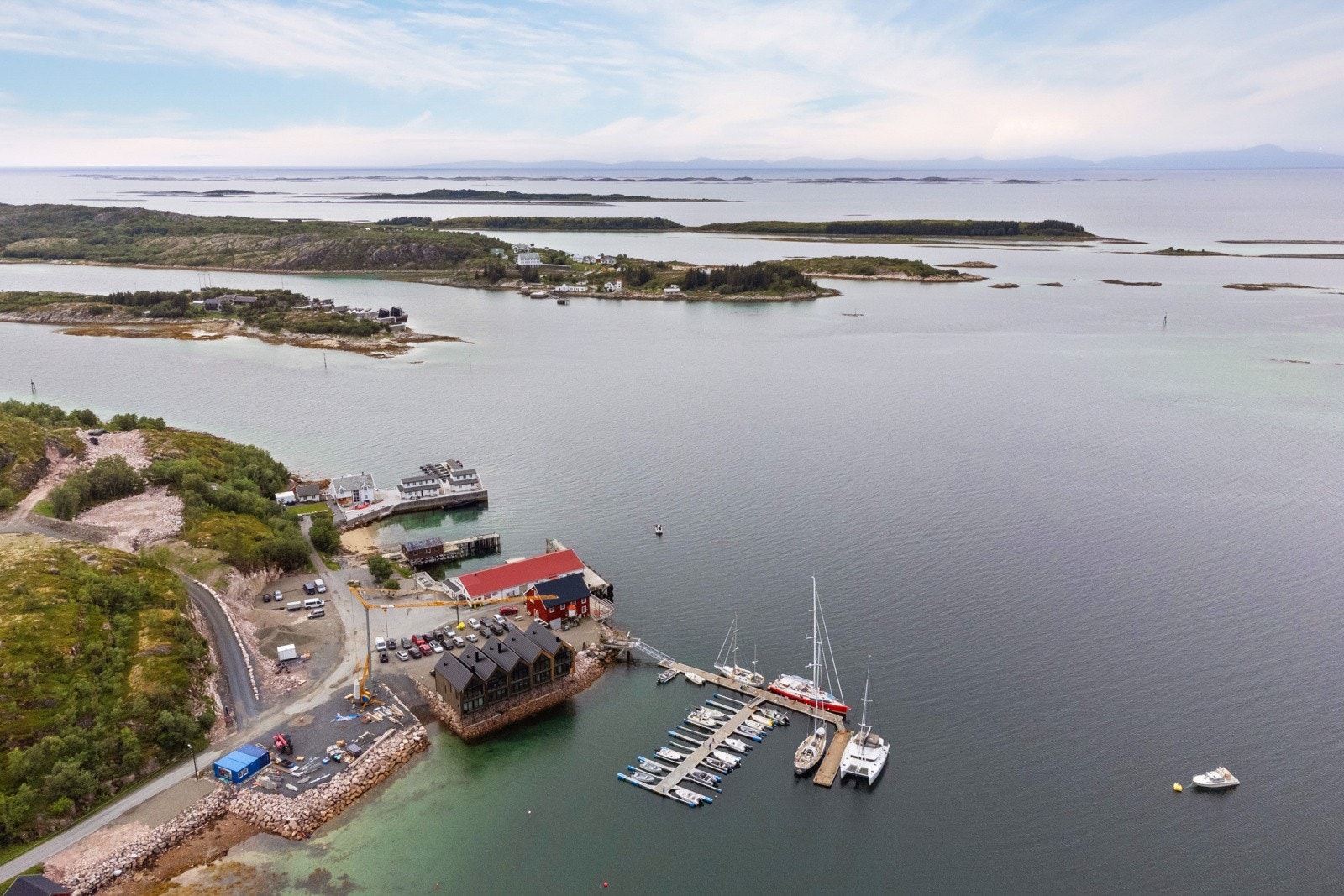 Her er det både døgnåpen dagligvare og muligheter for leie av både båter og kajakk på Nordskot Brygge.