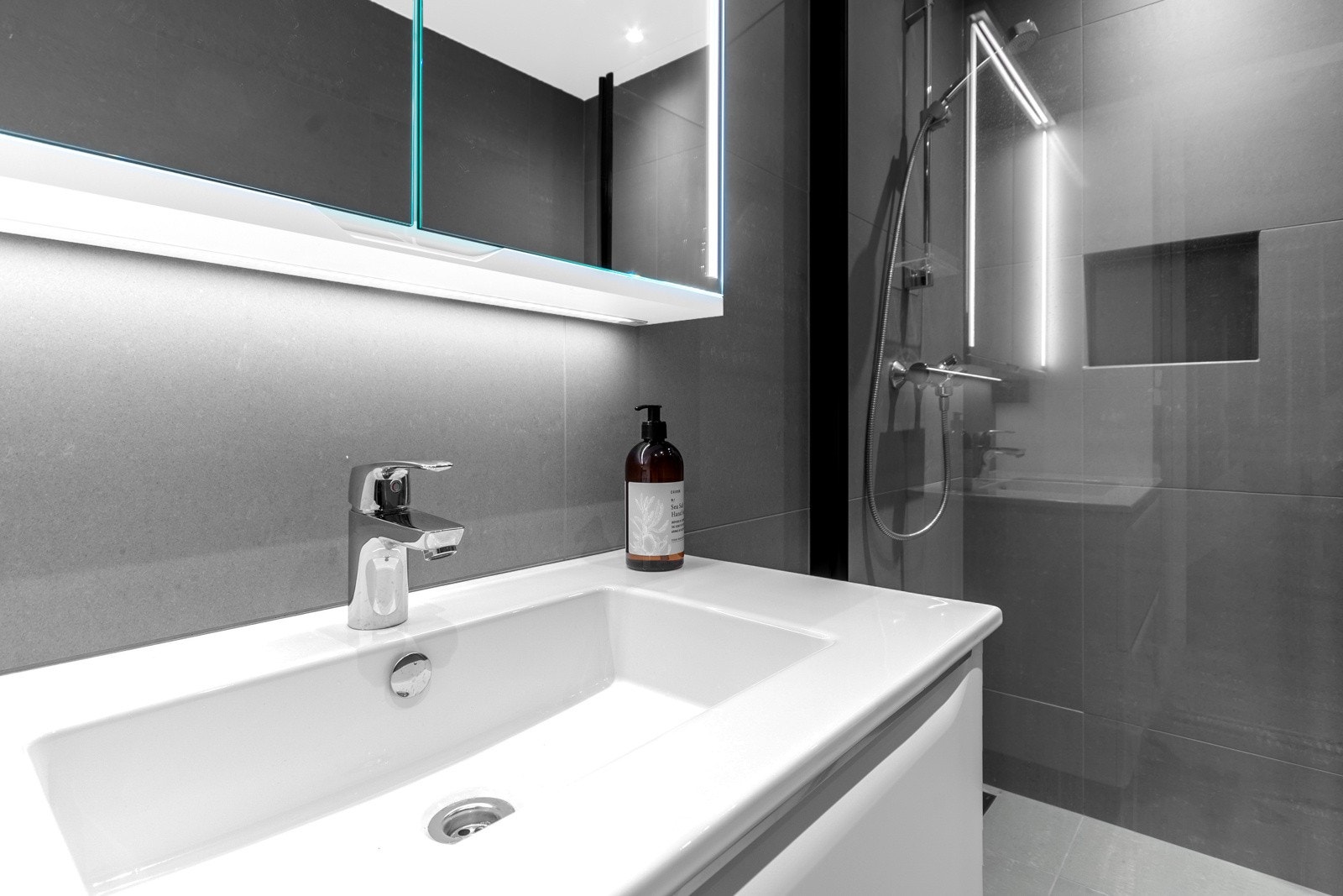 Baderomsinnredning med god oppbevaringsplass.