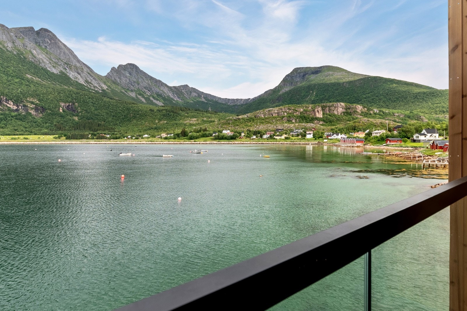 Sjøen utenfor byr på utallige fiskemuligheter og er viden kjent for sine gode muligheter for Kveitefiske.