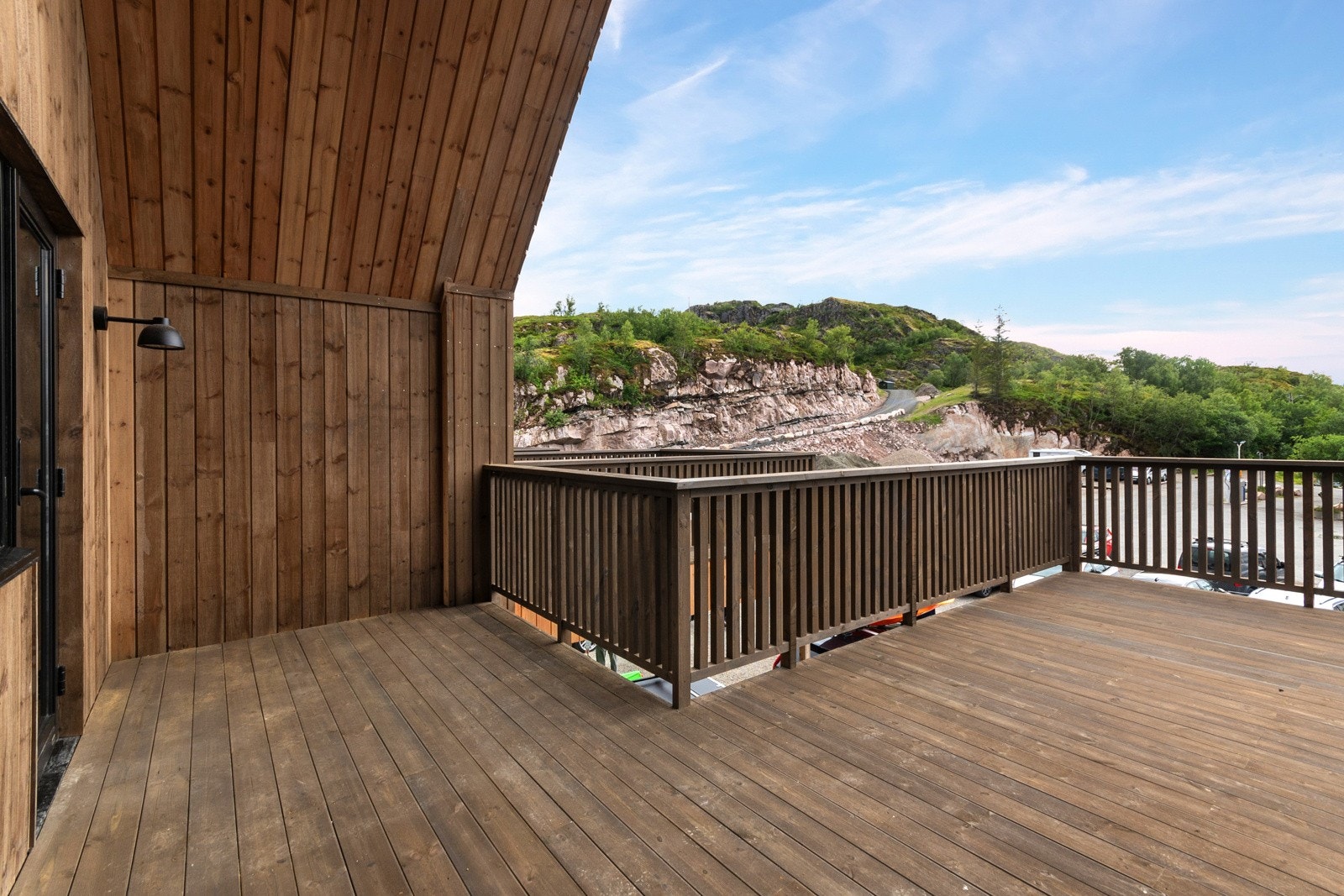 Ut fra kjøkkenet er det en stor veranda med svært god plass for utemøbler og feks grill. Verandaen vender mot vest og har lang solgang.